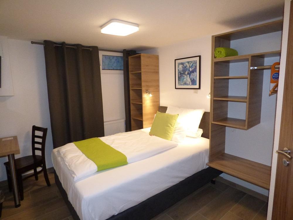 Zimmer im Souterrain mit Queensize-Bett