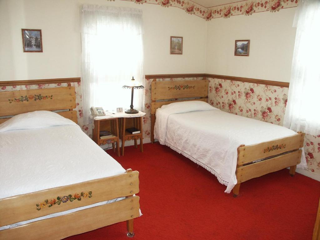 Single Room with Shared Bathroom