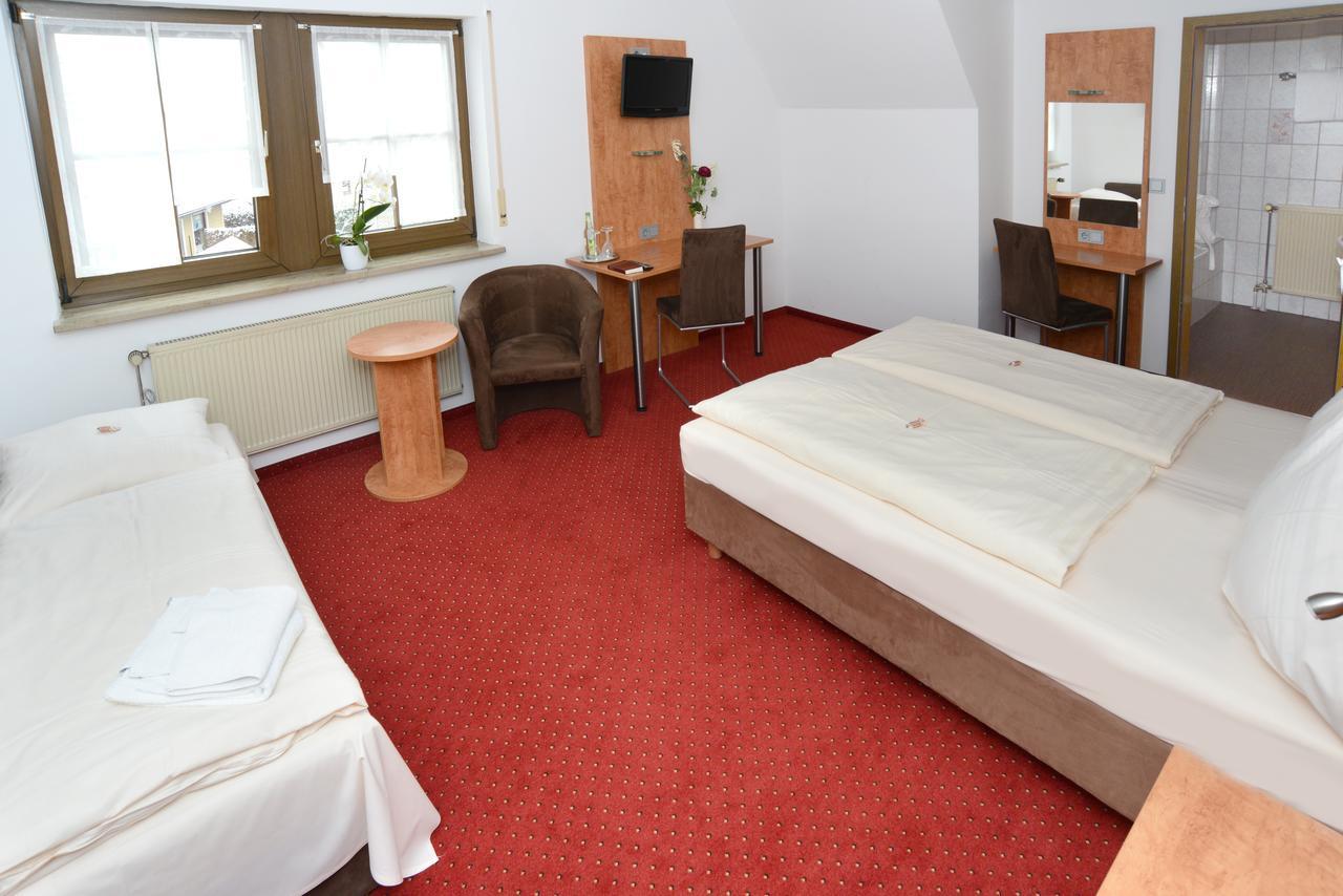 Dreibettzimmer mit Badewanne