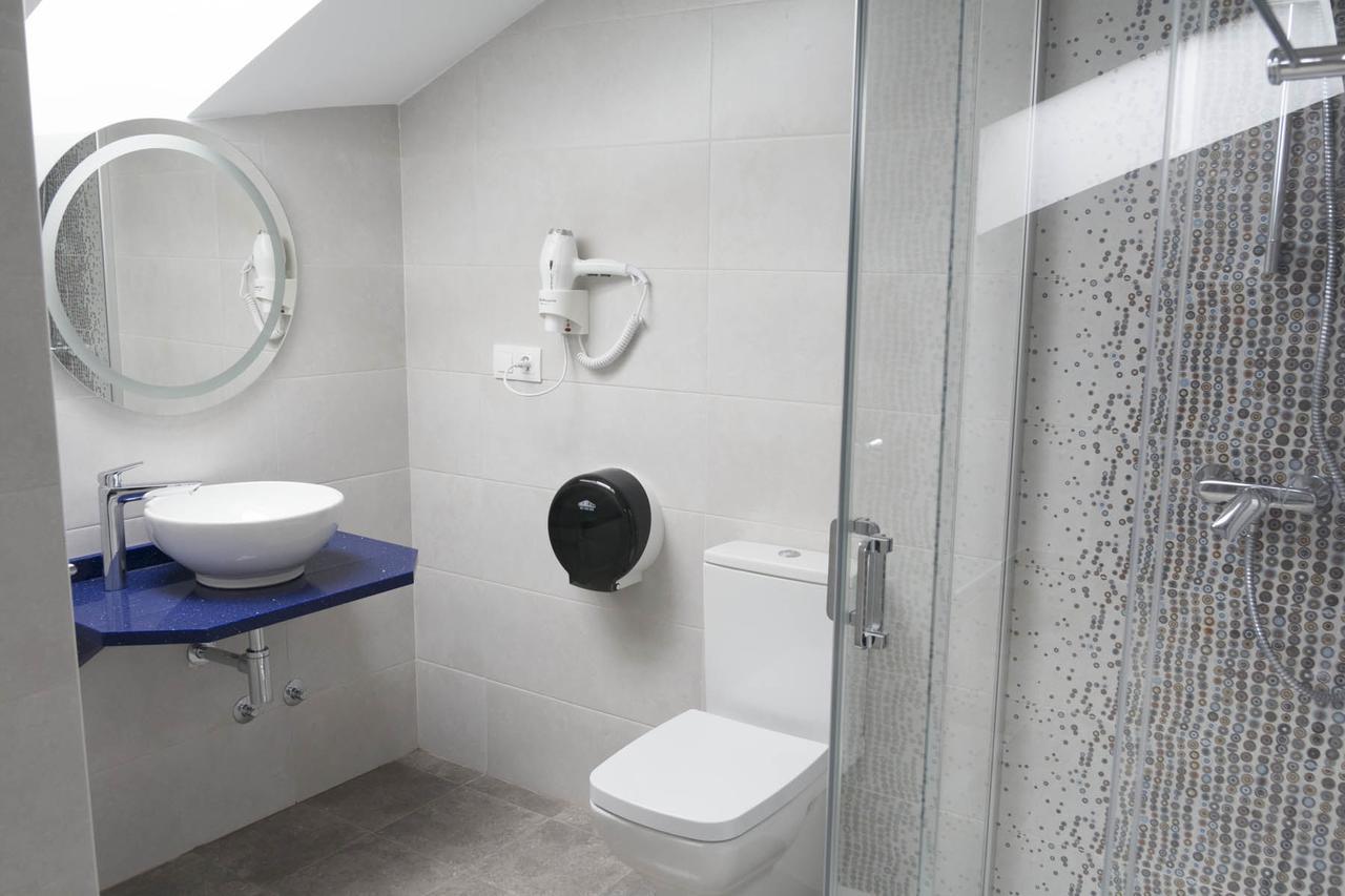Twin Room Bathroom,662396376:JPEG