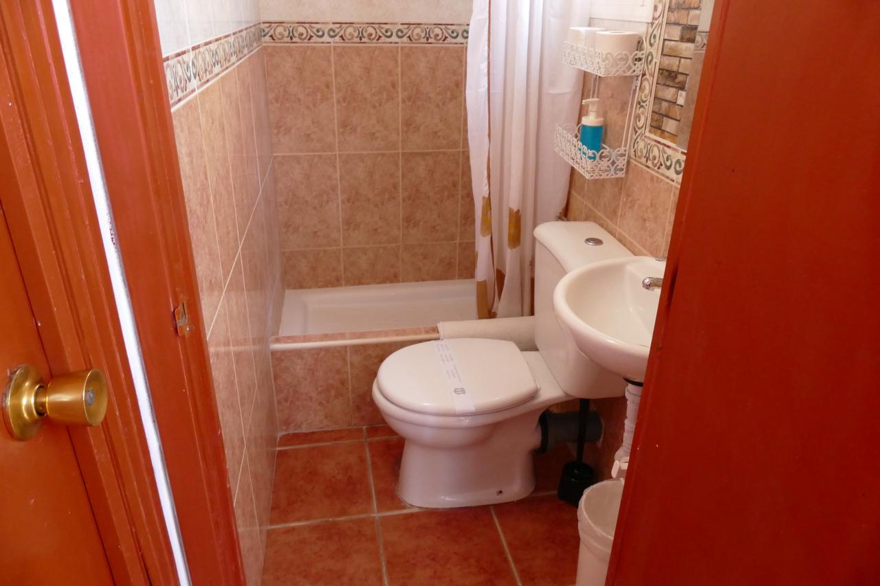 Eenpersoonskamer met Gedeelde Badkamer en Toilet