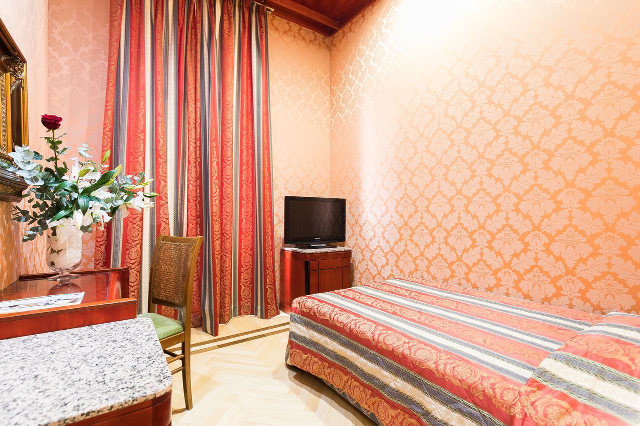 Single Room,663828978:JPEG