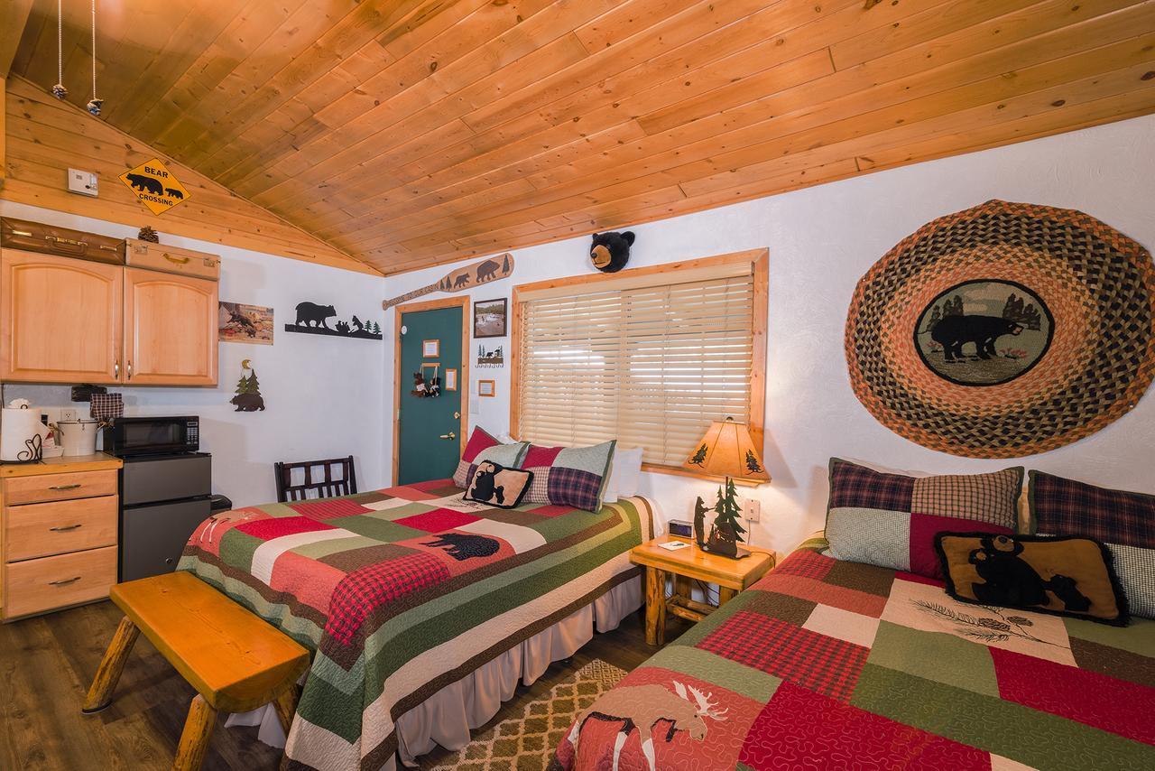 Family Room with Two Queen Beds - The Bears Den