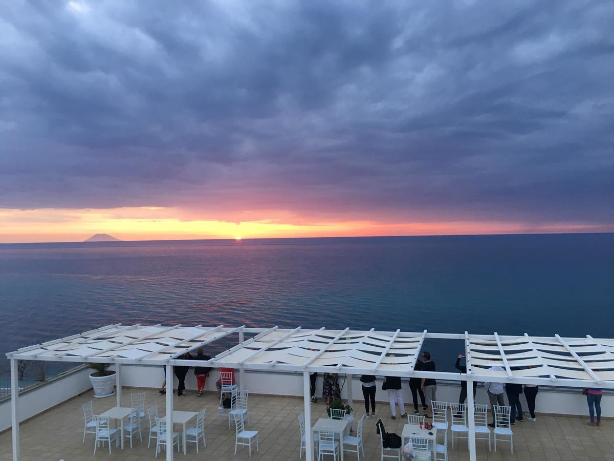 Tweepersoonskamer met Balkon en Uitzicht op Zee
