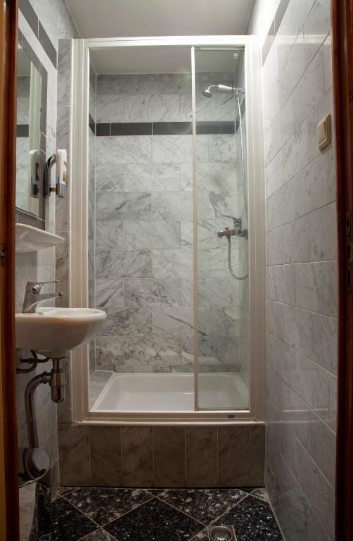 Quarto com 2 Camas de Solteiro (Banheiro Compartilhado)
