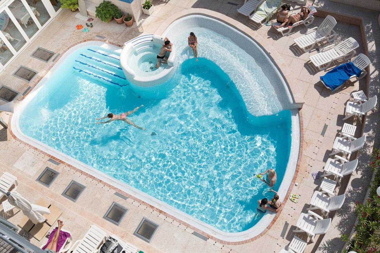 Camera Superior con Vista Piscina