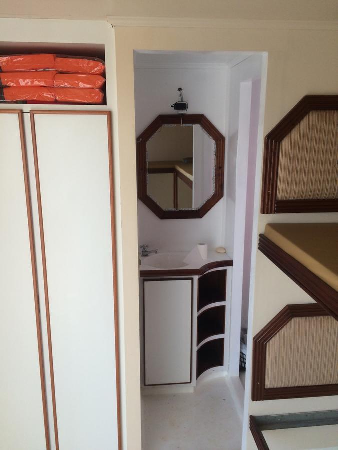 Quarto com 2 Camas de Solteiro e Banheiro Privativo