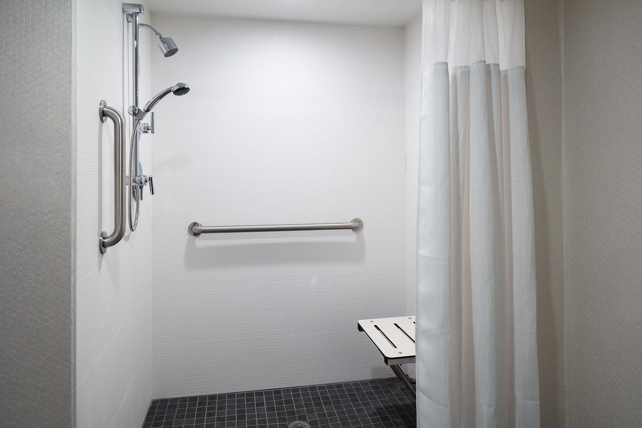 Queen Room with Bathtub - Mobility Access