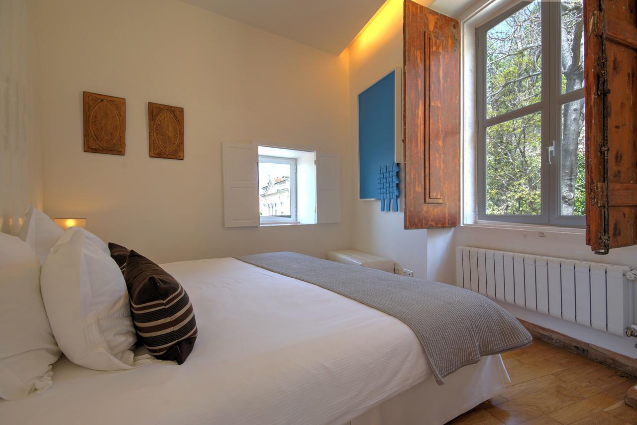 Luxuriöse Maisonette-Suite mit Panoramablick auf den Fluss, die Stadt und die Burg