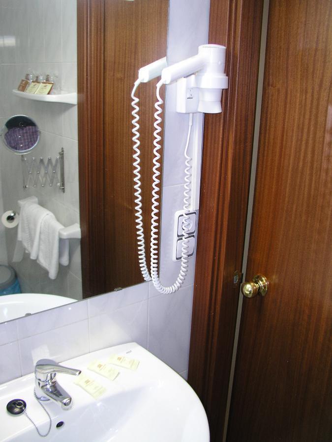 Habitación Triple con ventana y sin balcón