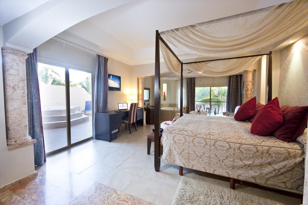 Colonial Jr Suite Outdoor Jacuzzi Wifi,1589255248:JPEG