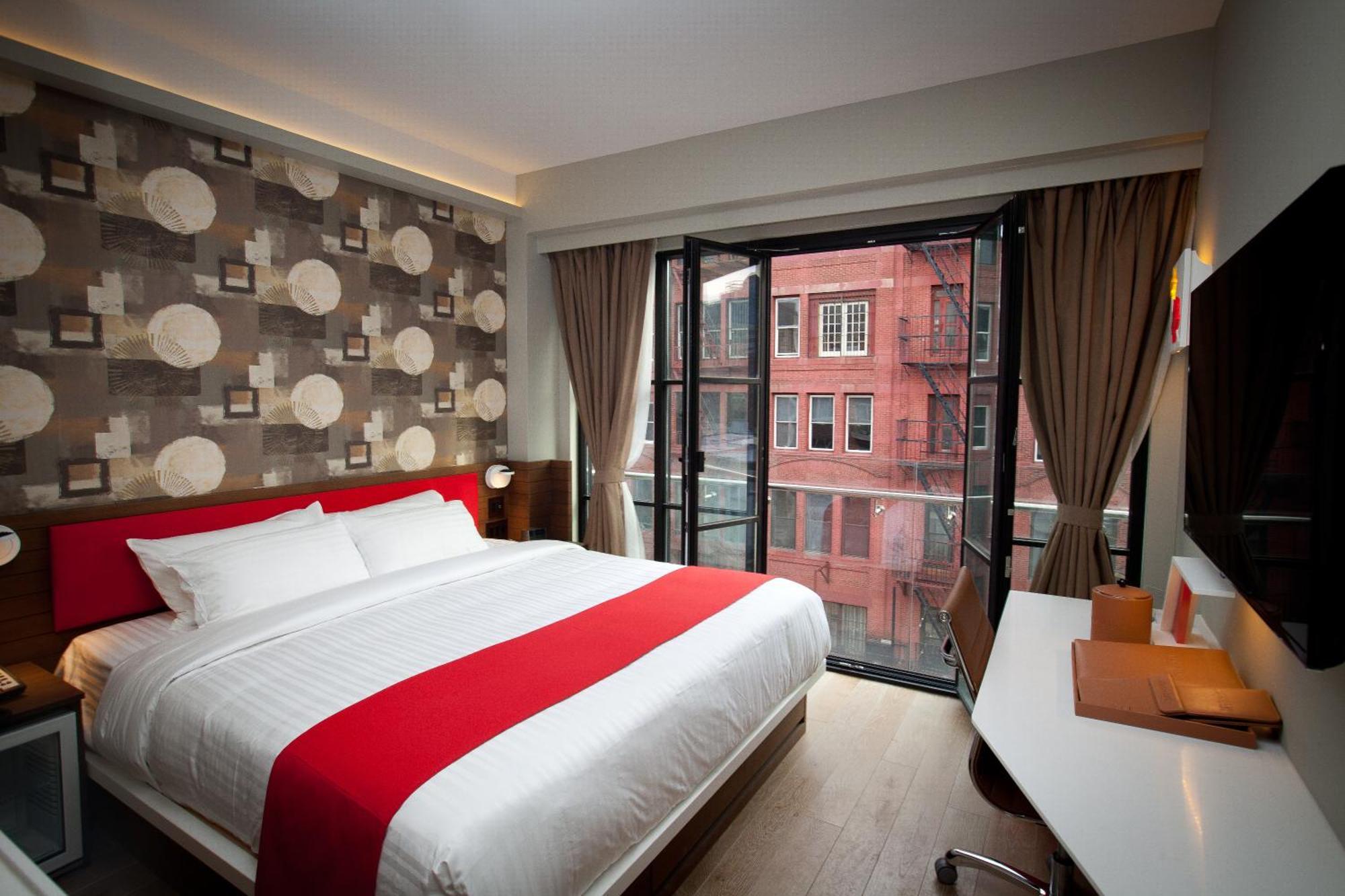 Zimmer mit Kingsize-Bett und französischem Balkon
