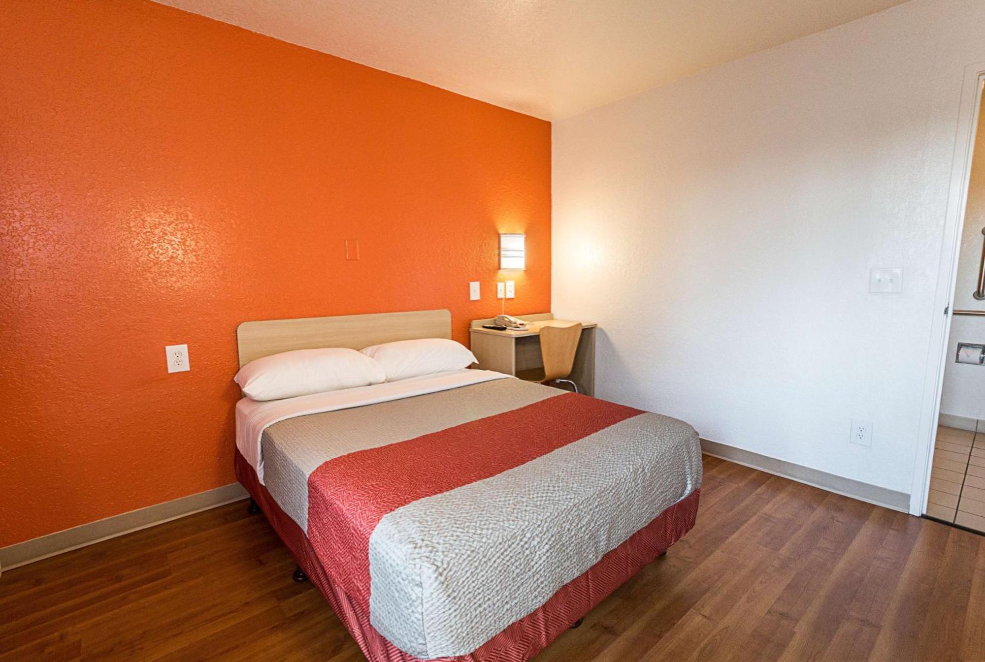 Deluxe Queen Room - Non-Smoking