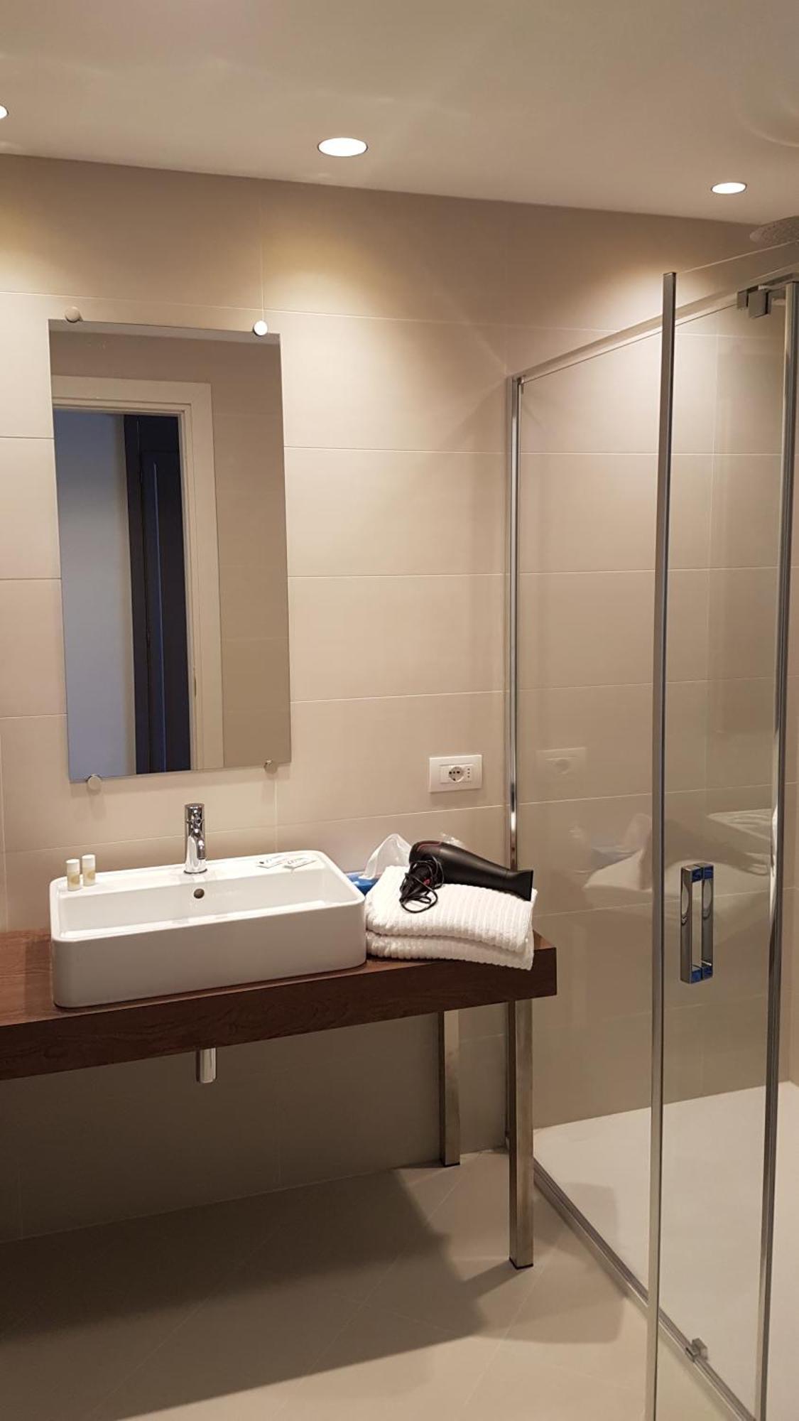 Deluxe Double or Twin Room Balcony Lake View,1013710087:JPEG