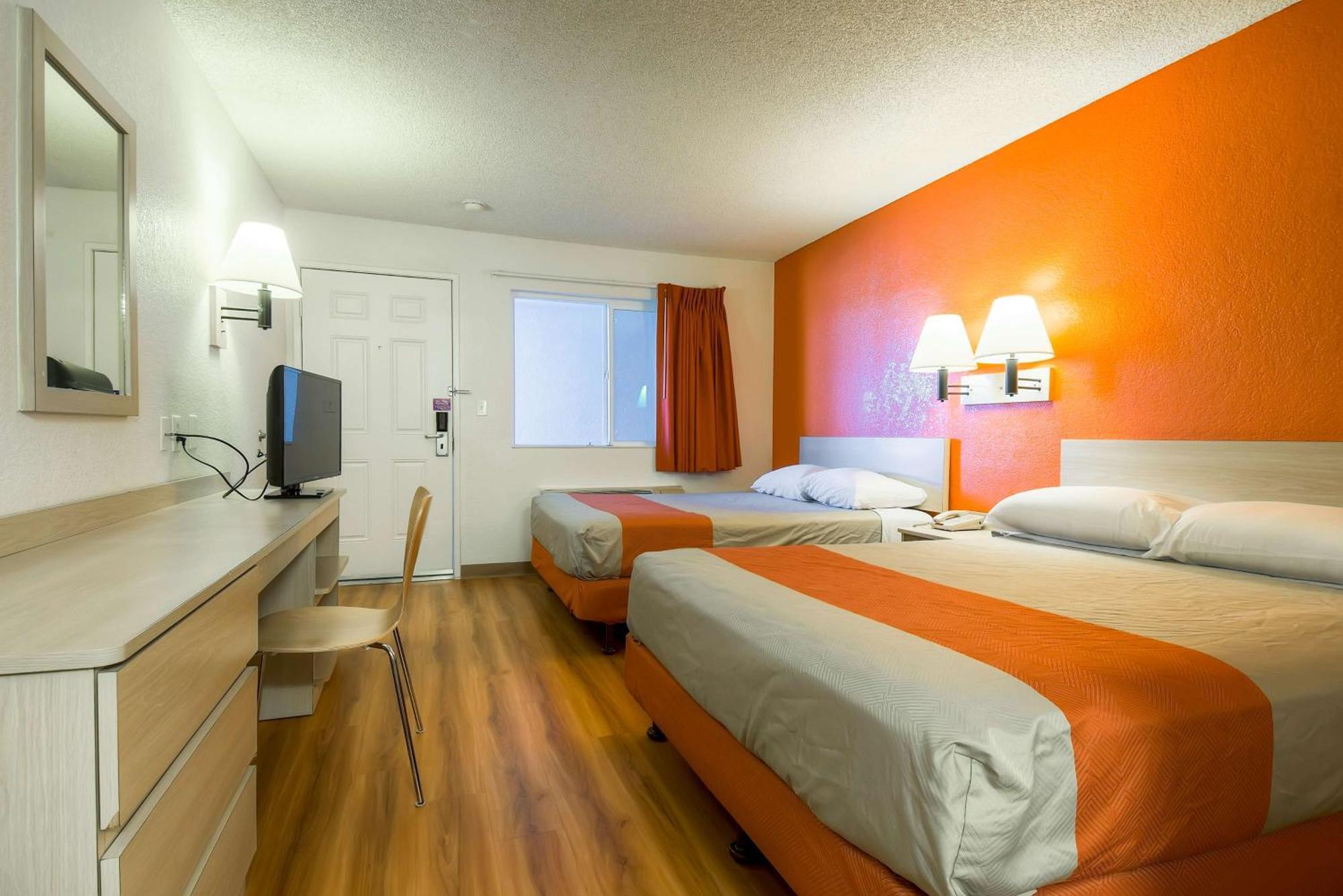 2 Full Beds | ADA/Roll-In Shower | Near Palm Springs International Airport
