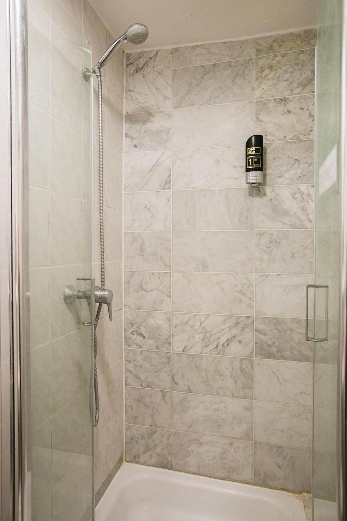 Quarto Individual com Chuveiro e Vaso Sanitário Compartilhados