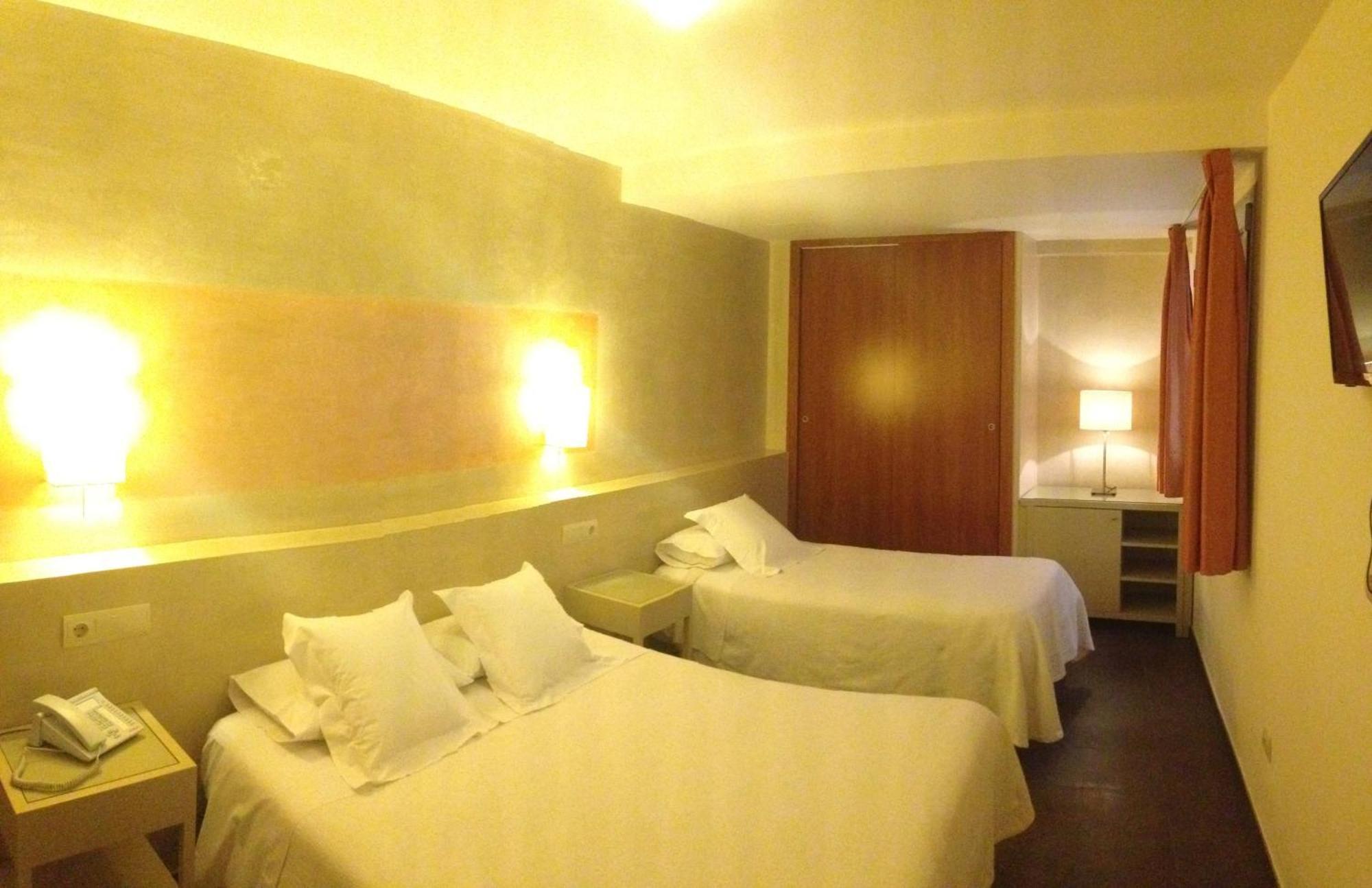 Zimmer mit Queensize-Bett und Balkon
