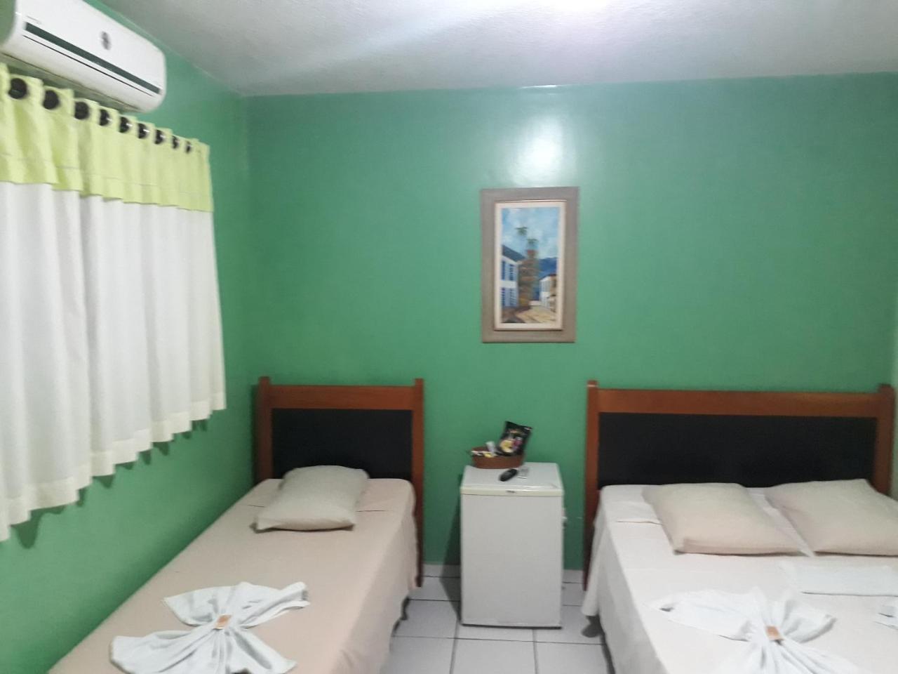 Quarto com 2 Camas de Solteiro e Banheiro Compartilhado
