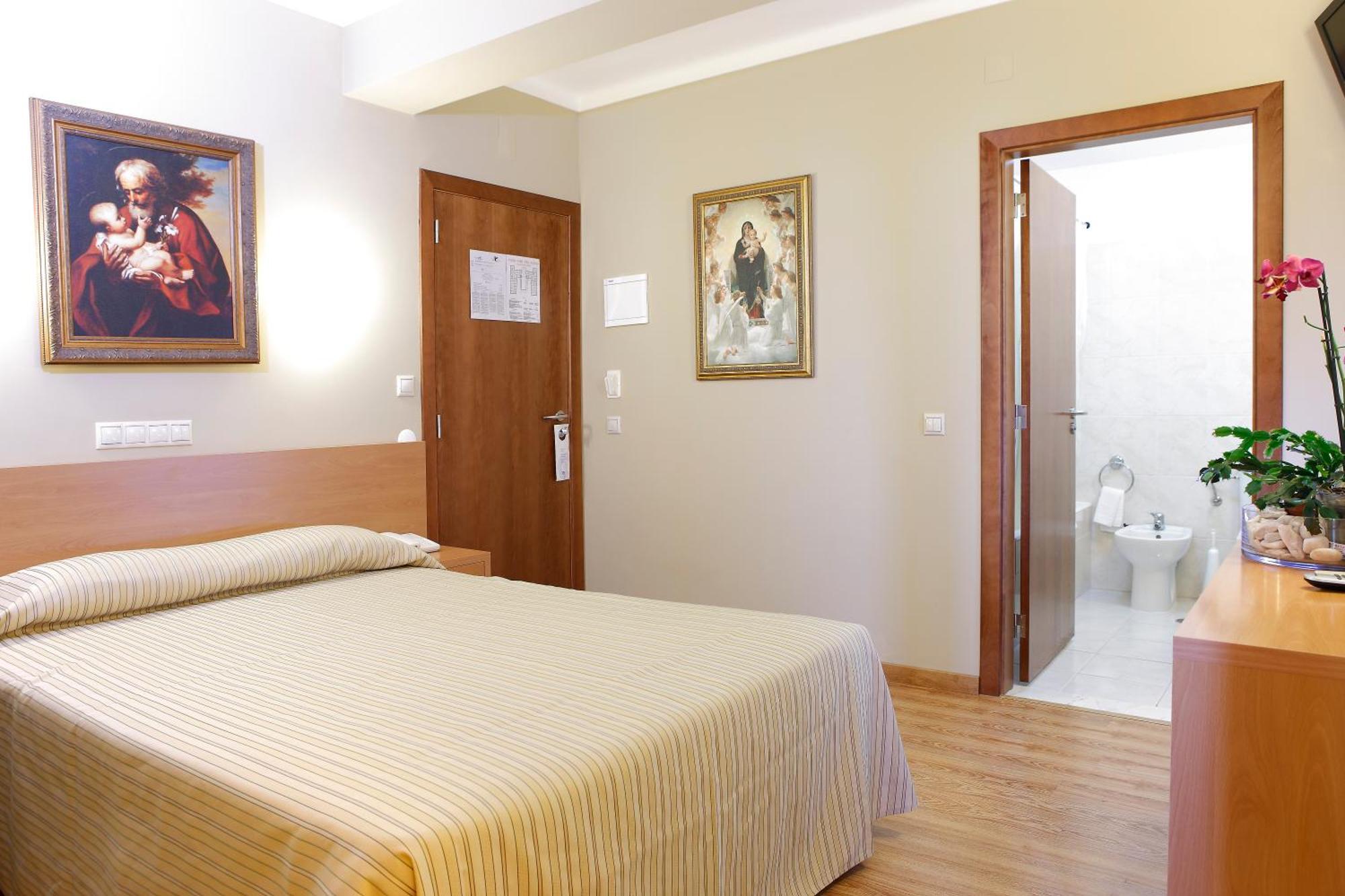 Double or Twin Room,690389766:JPEG