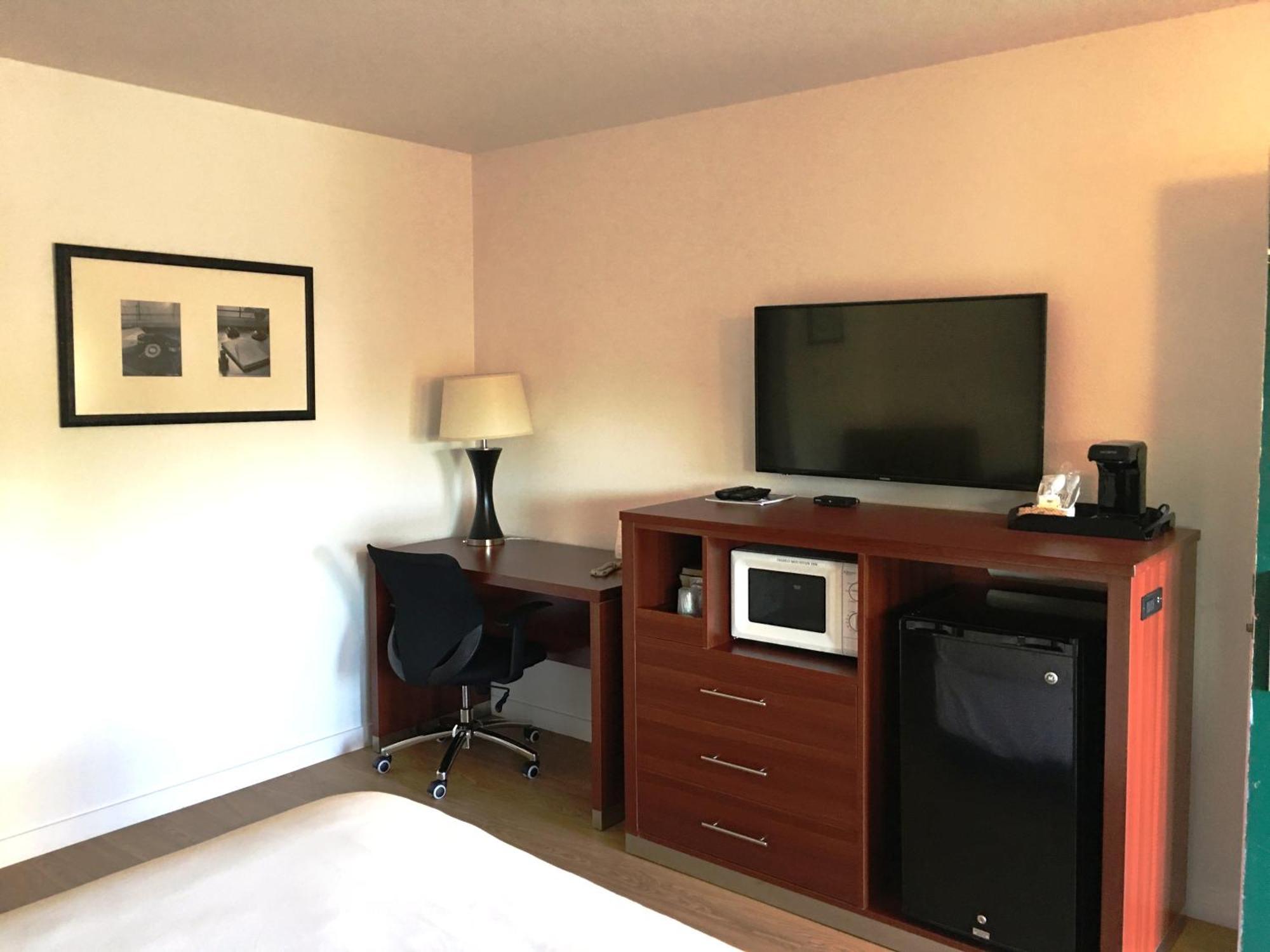 Room with Queen Bed and Twin Bed