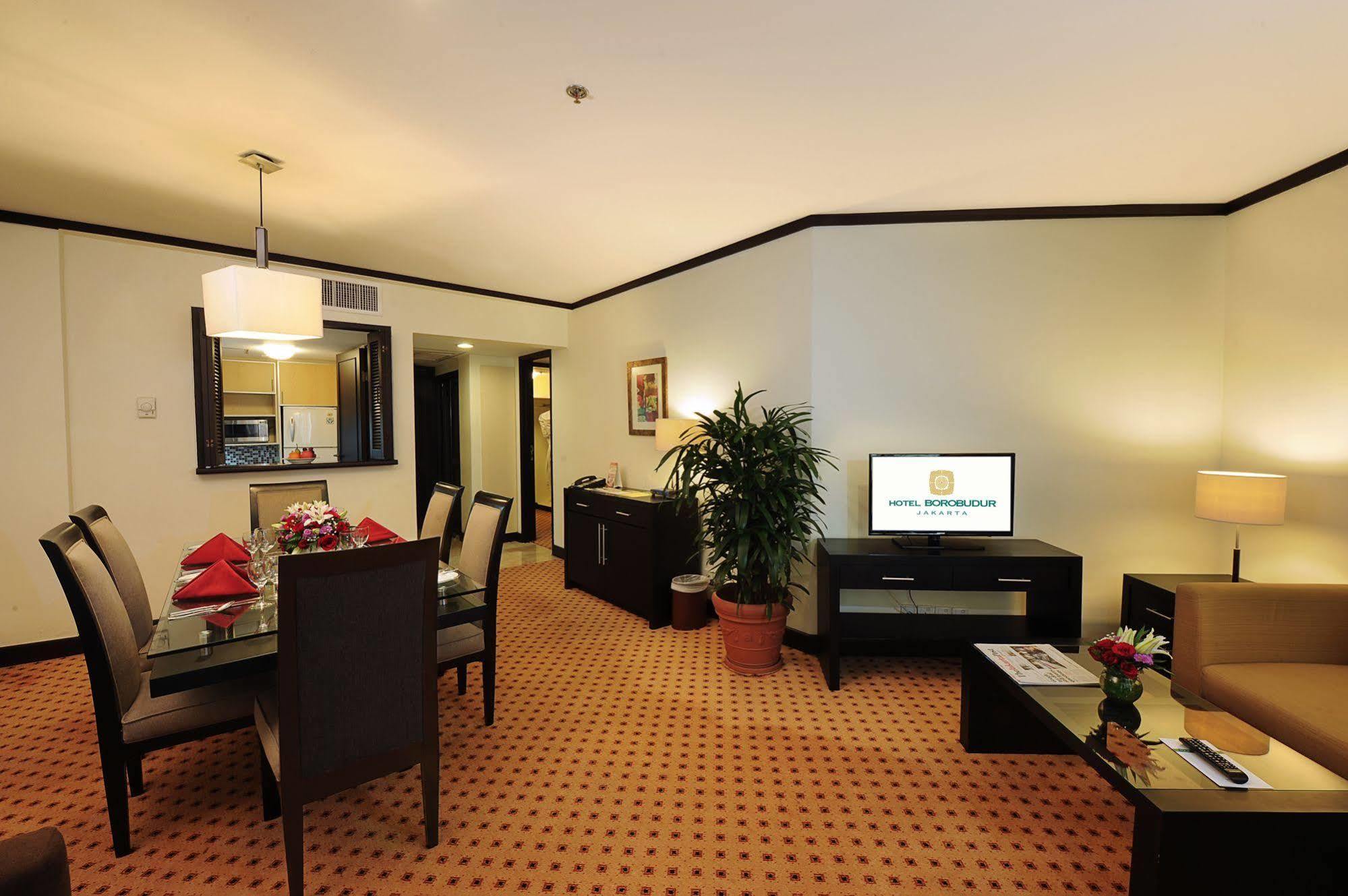 Garden Wing Suite,691647675:JPEG