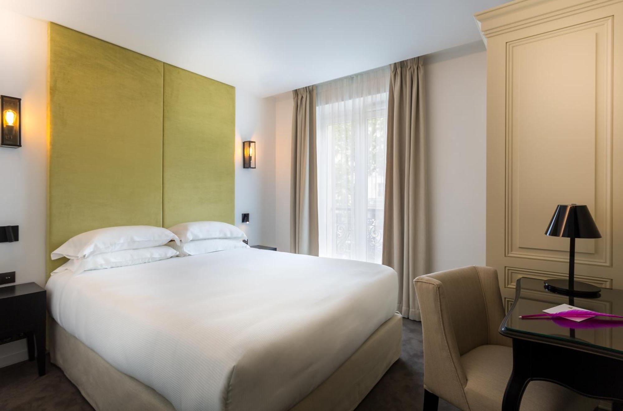 Doppelzimmer Baronne mit seitlichem Blick auf den Eiffelturm