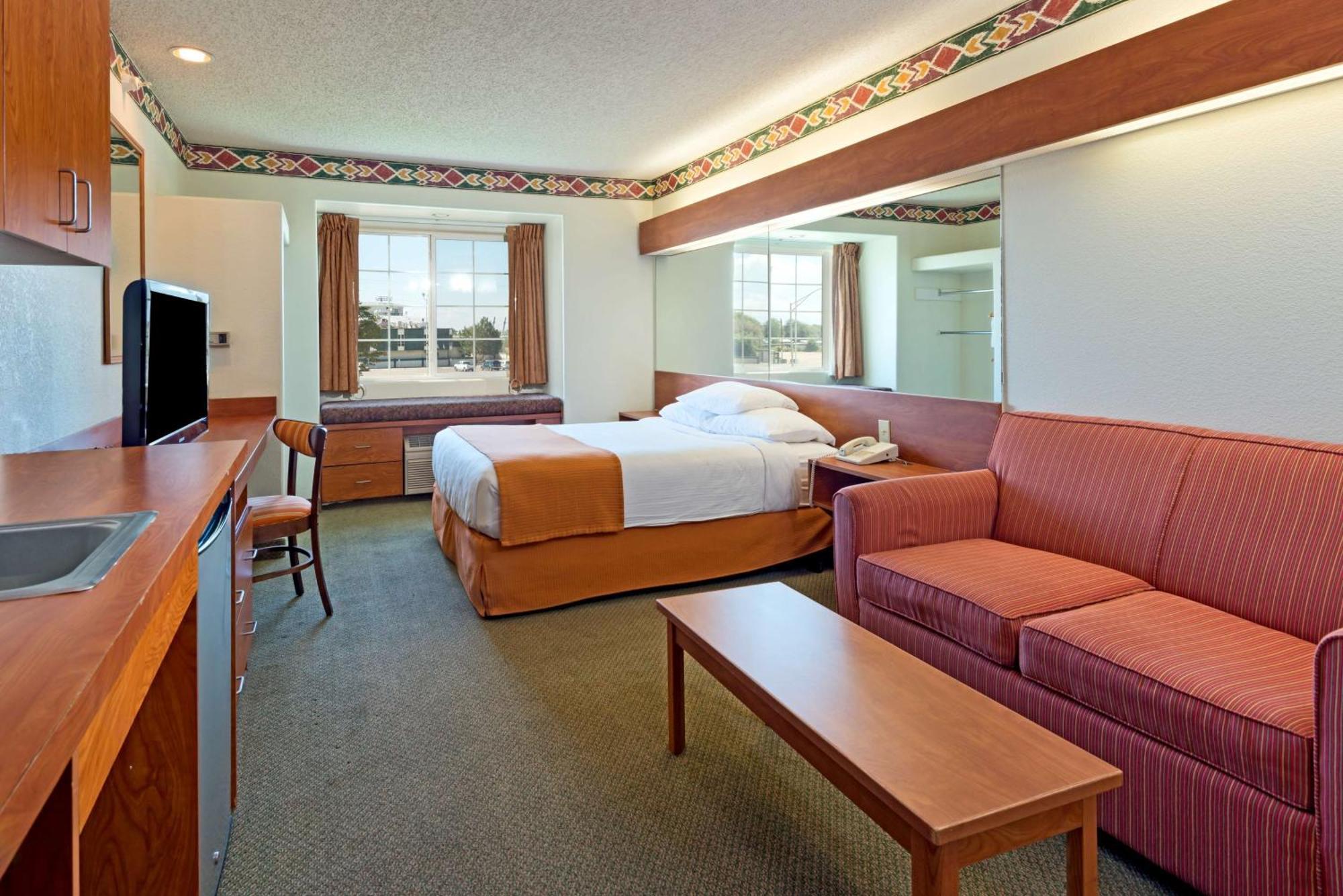 Queen Studio Suite - Disability Access/Non-Smoking 