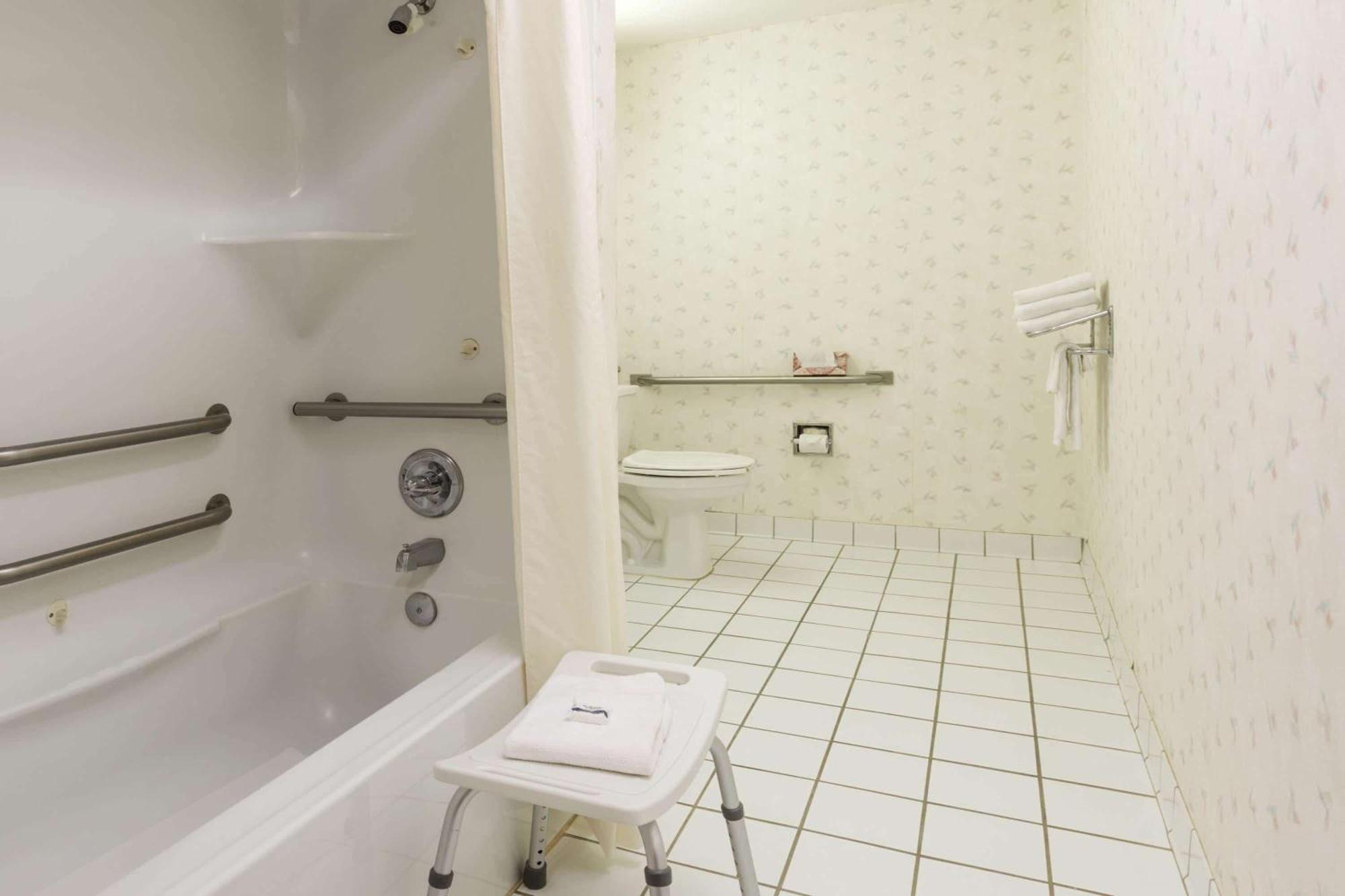 Queen Room - Disability Access/Non-Smoking