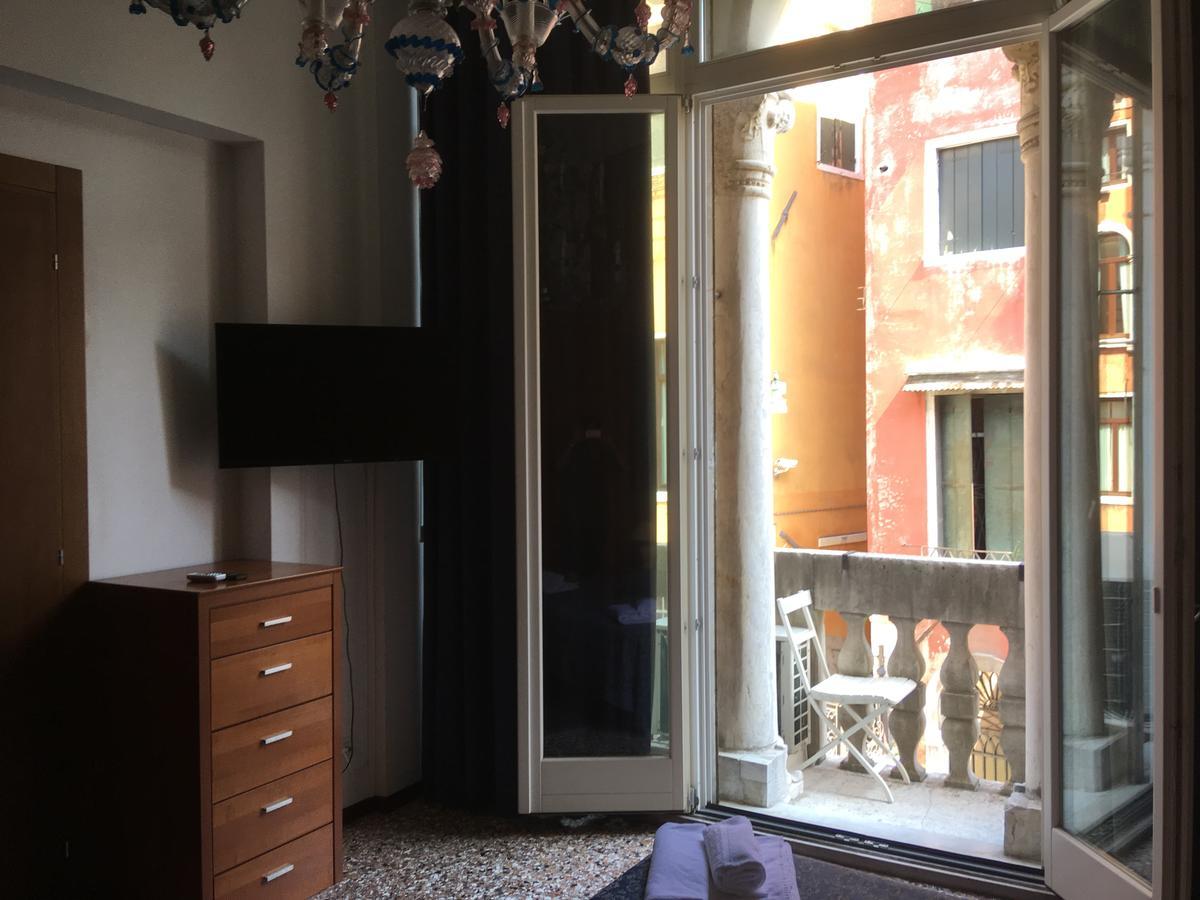 Habitación Doble con balcón y vistas al canal