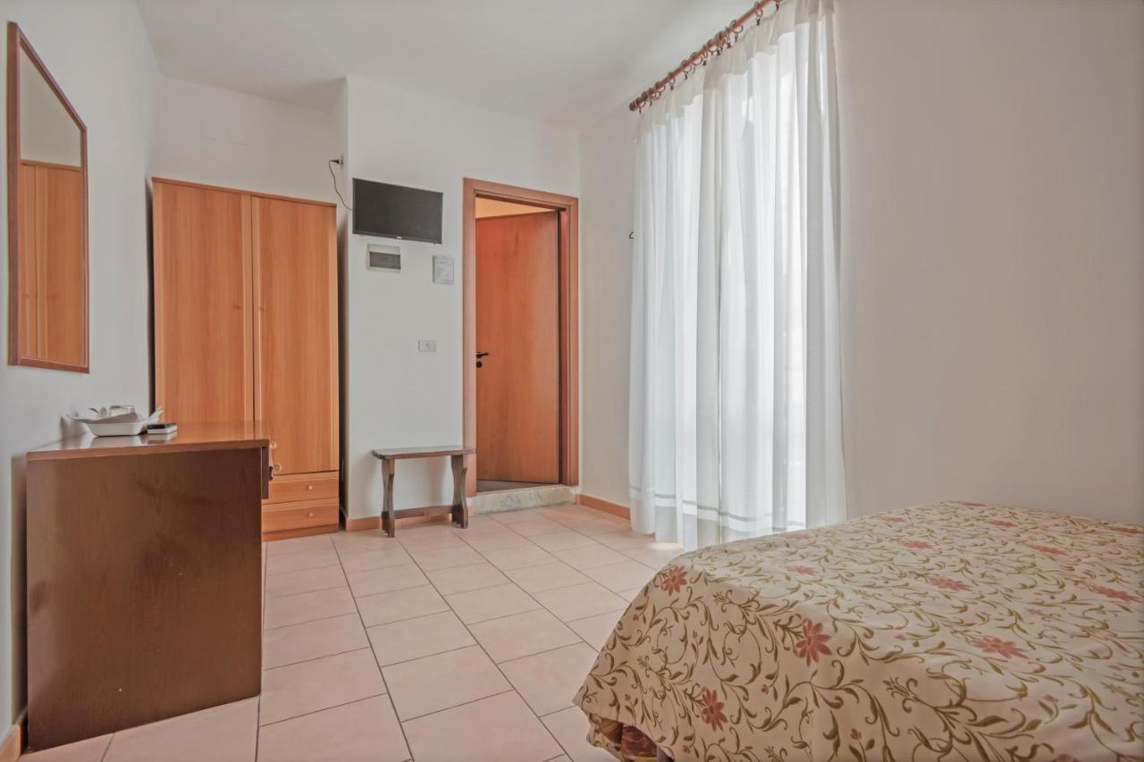 Single Room,697296459:JPEG