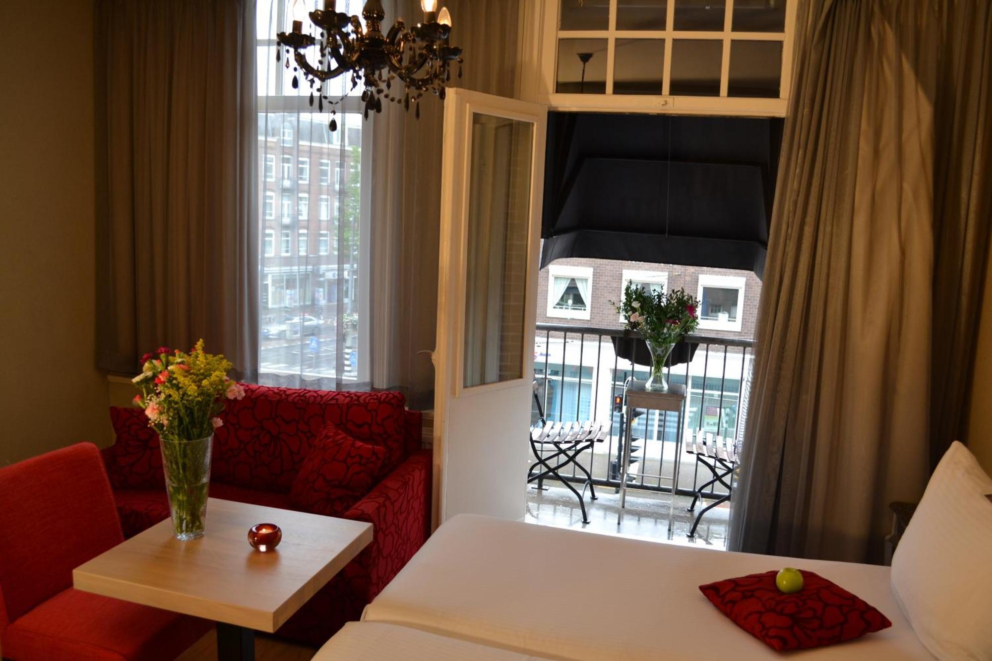 Zweibettzimmer mit Whirlpool und Balkon