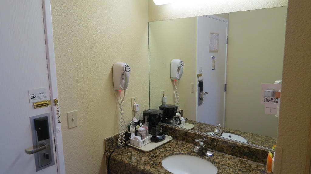 Deluxe King Room - Non-Smoking