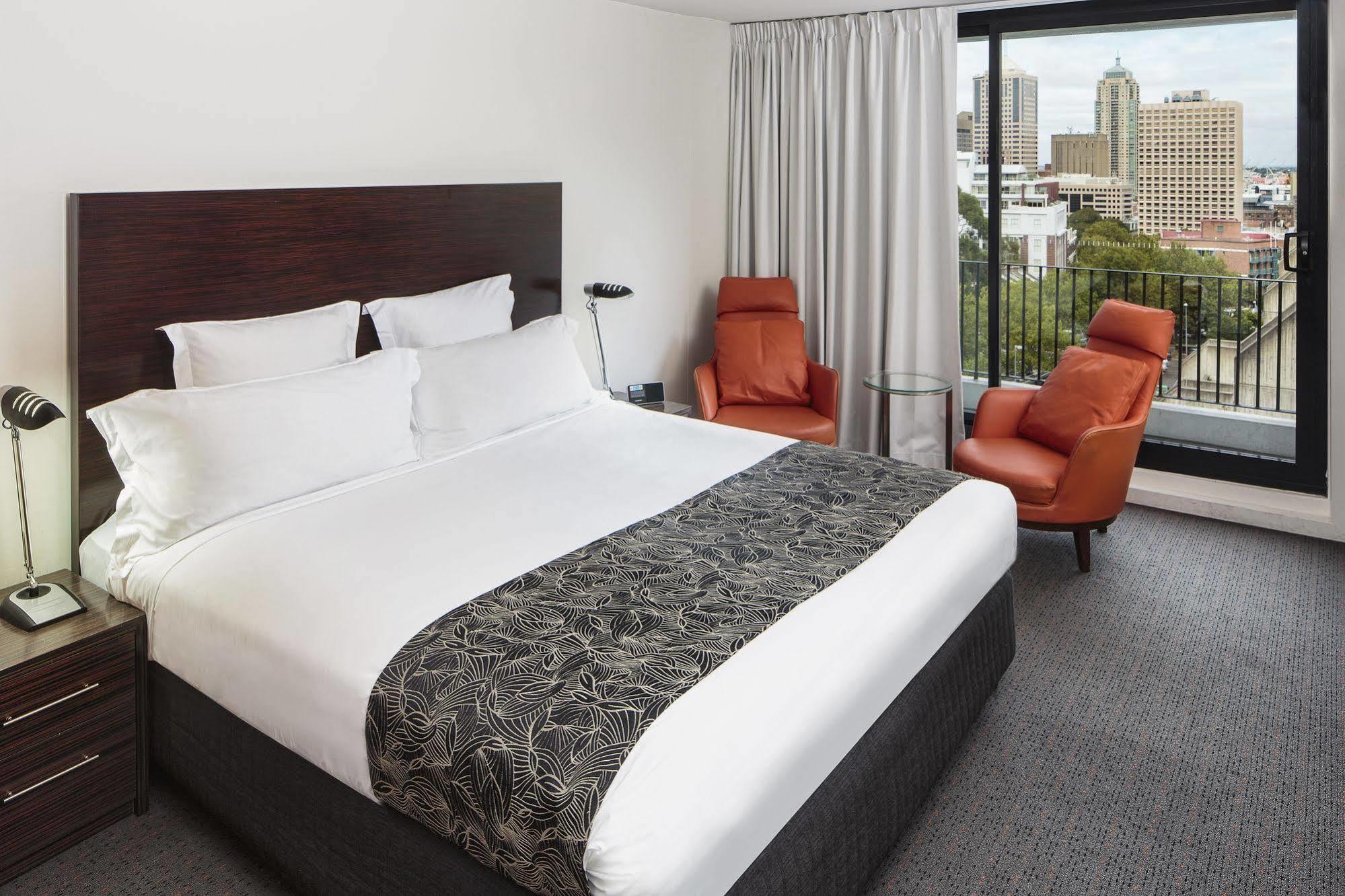 Habitación Doble Premium con cama grande y balcón