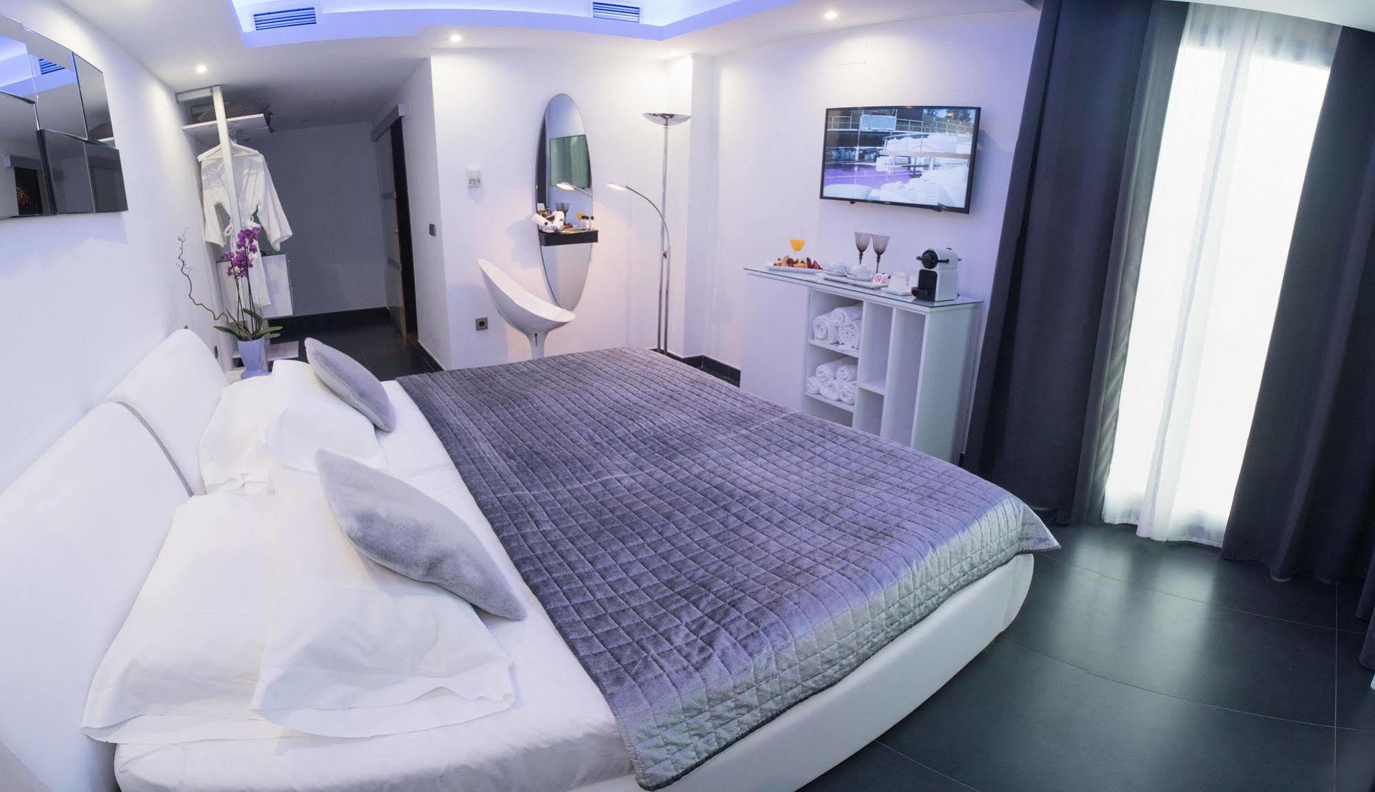 Quarto de Canto com Vista Piscina