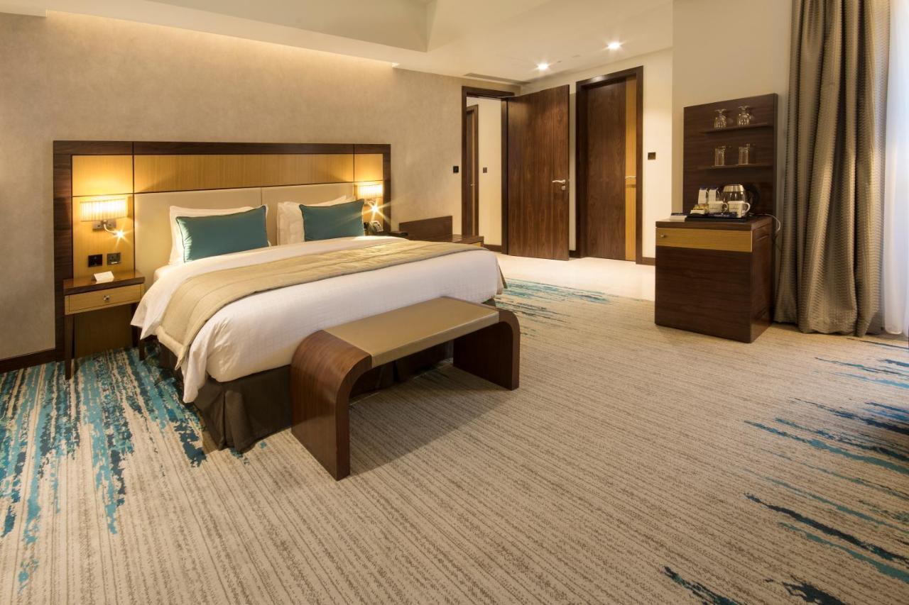 Executive Suite transfers to the beach selected malls & on F&B & Spa,701687002:JPEG