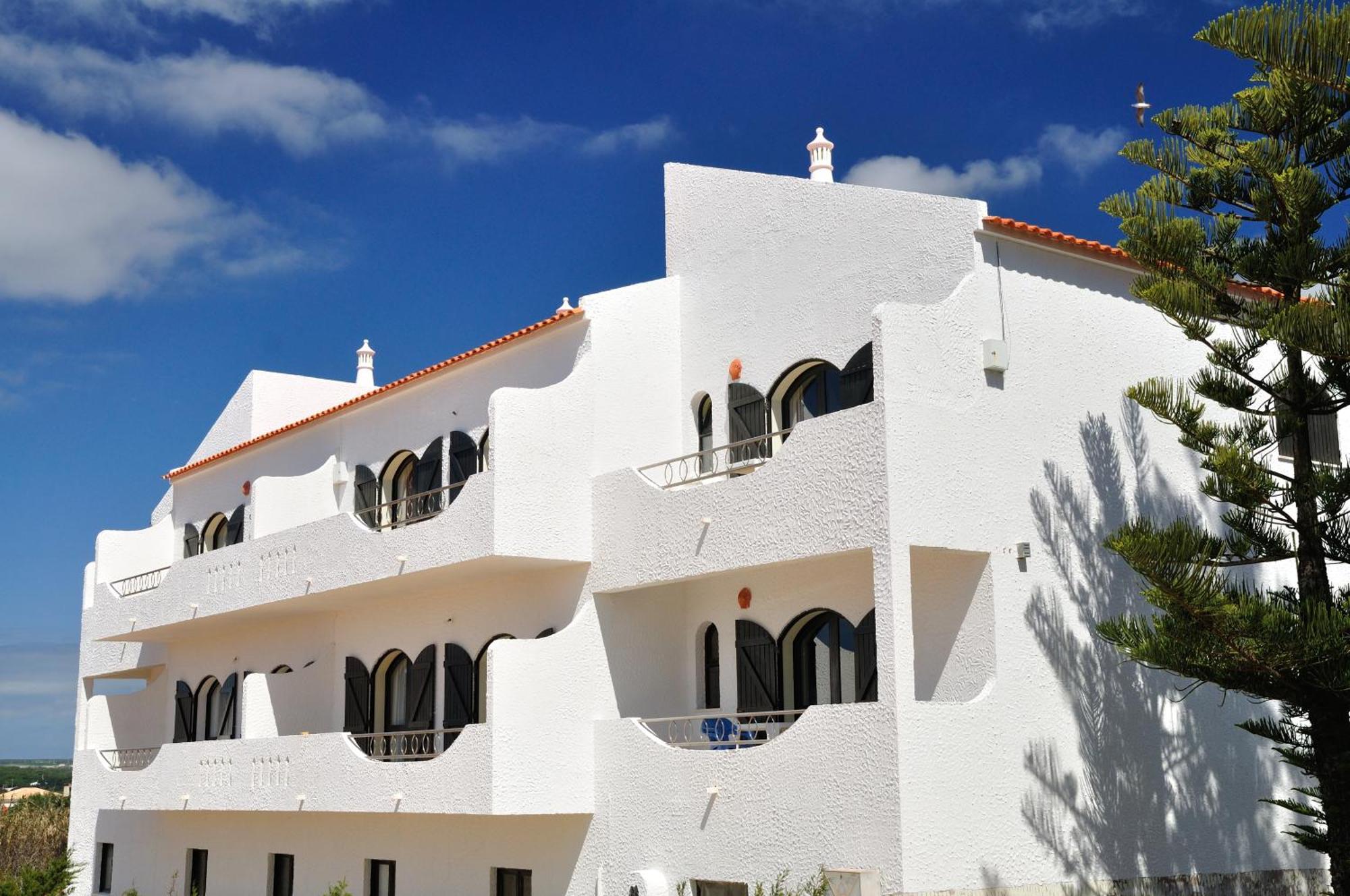 One-Bedroom Apartment with Balcony and Sea View,1400007554:JPEG