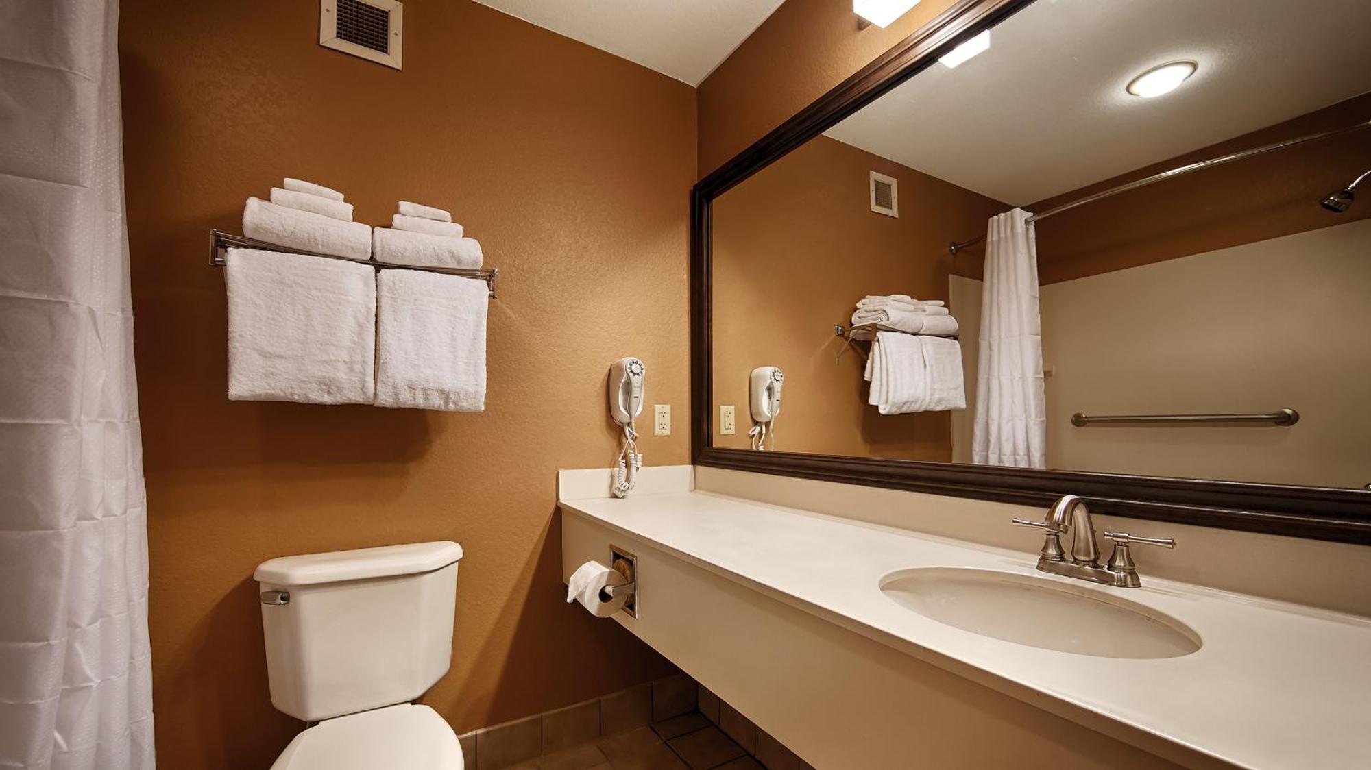 Queen Room with Two Queen Beds with Roll-In Shower - Mobility Access