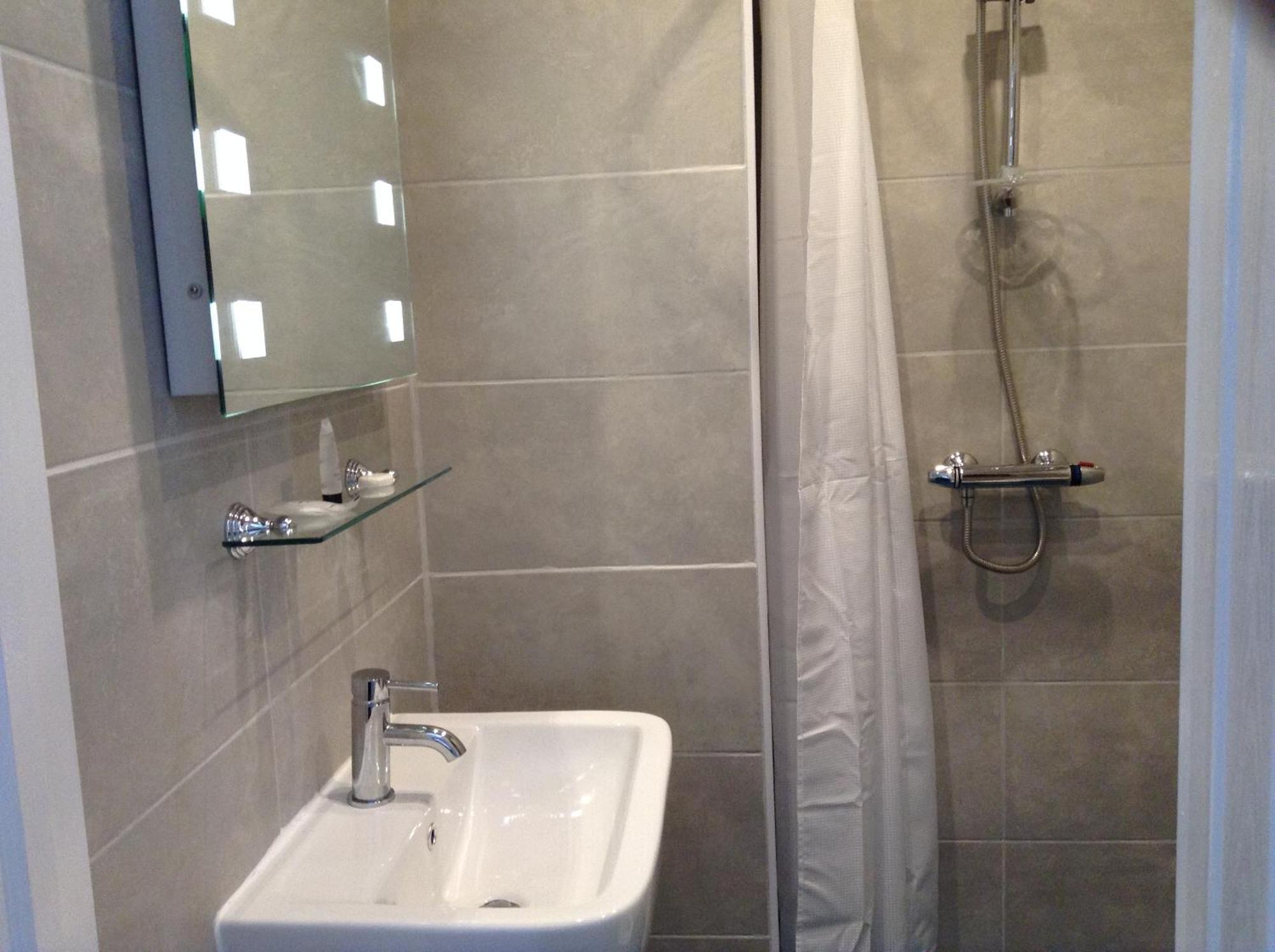 Chambre Familiale avec Salle de Bains Privative