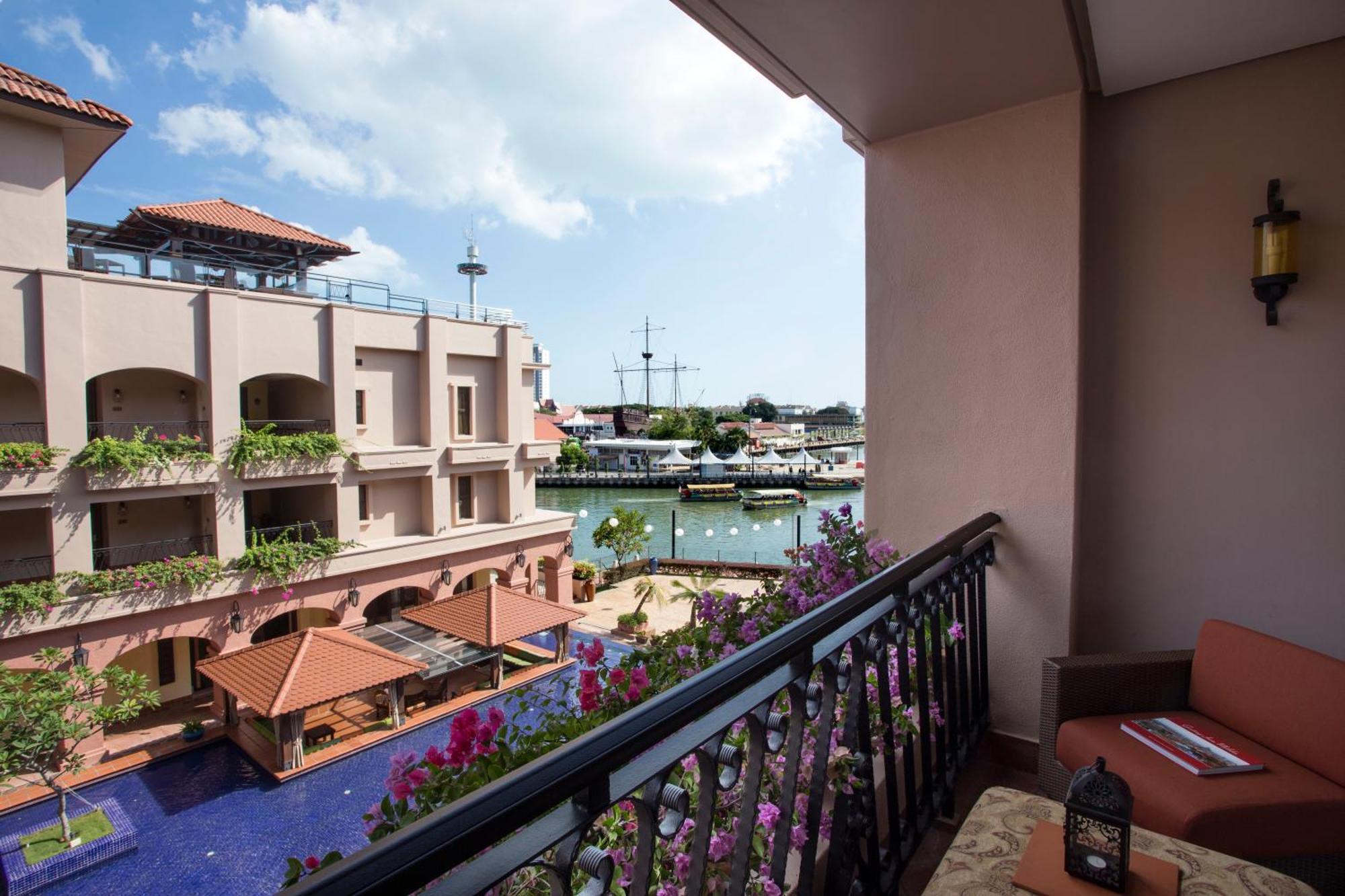 Deluxe Double or Hollywood Twin Room with Lago View