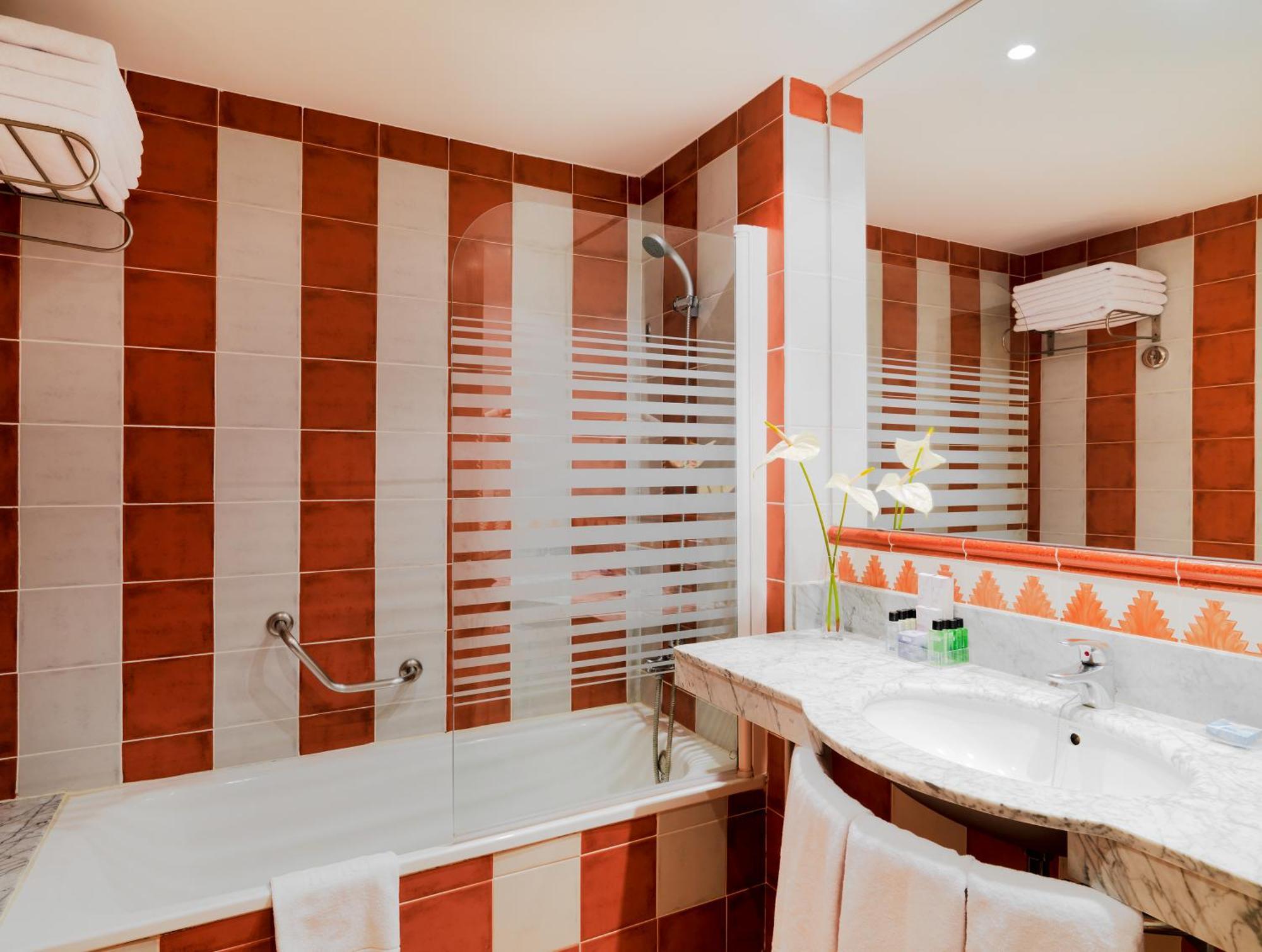 Habitación Doble Superior con vistas a la piscina (2 adultos)