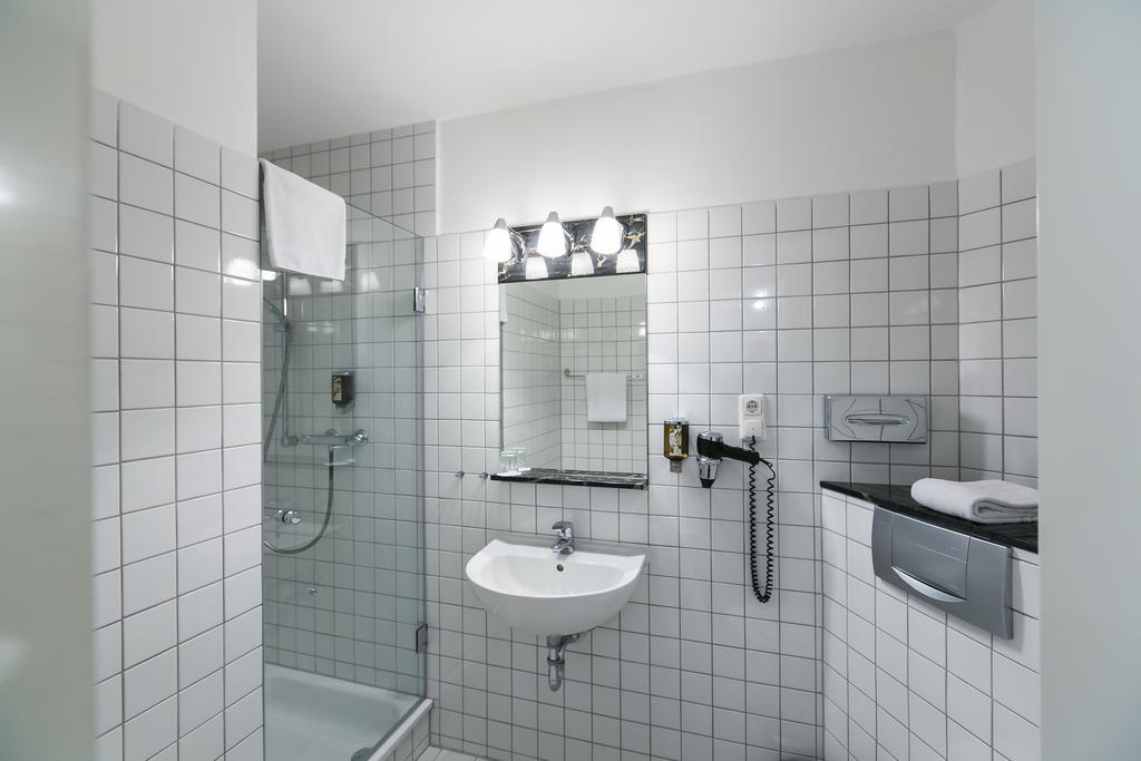 Doppel- oder Zweibettzimmer