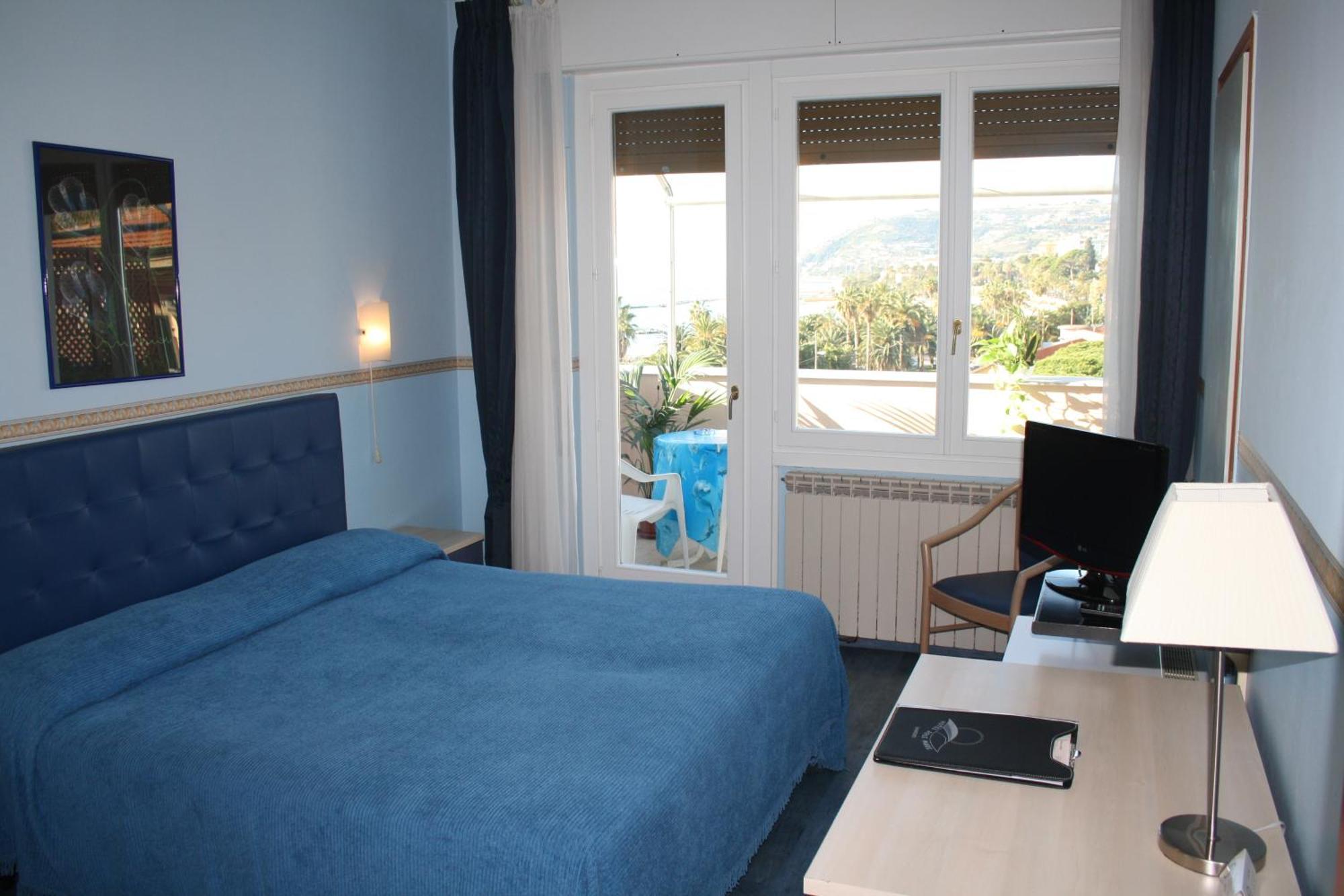 Doppel-/Zweibettzimmer mit Balkon und Meerblick