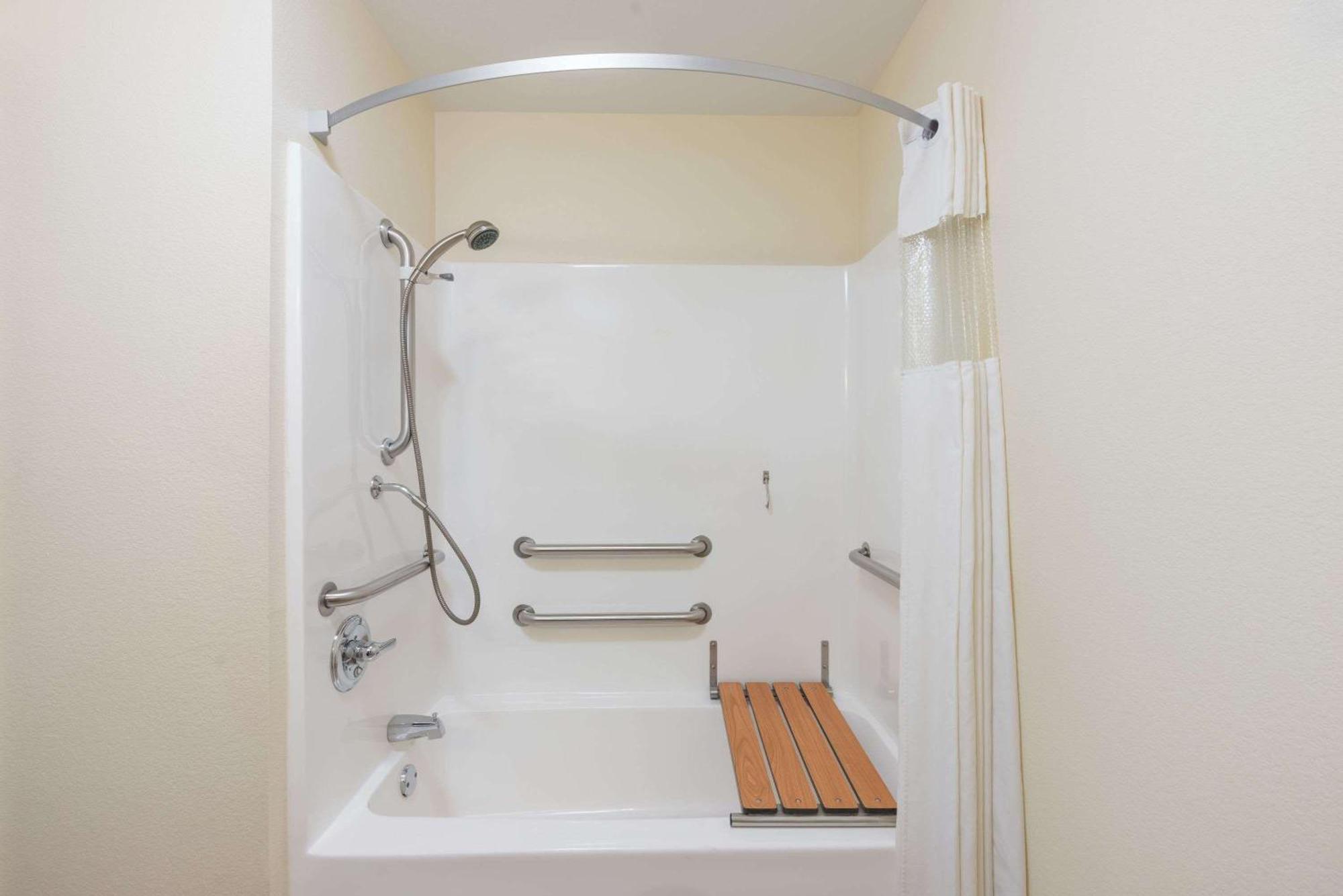 Queen Room with Two Queen Beds and Roll-In Shower - Mobility Accessible/Non-Smoking