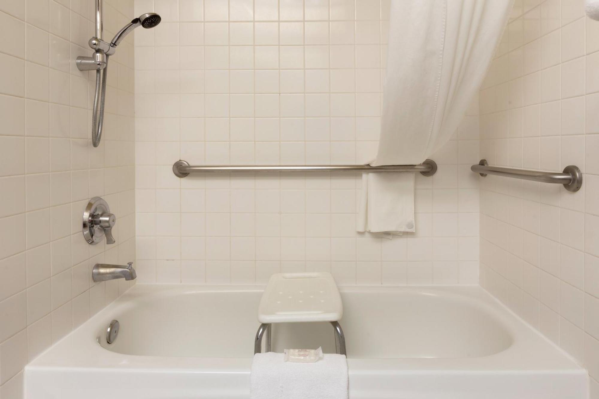 Queen Room - Disability Access/Non-Smoking