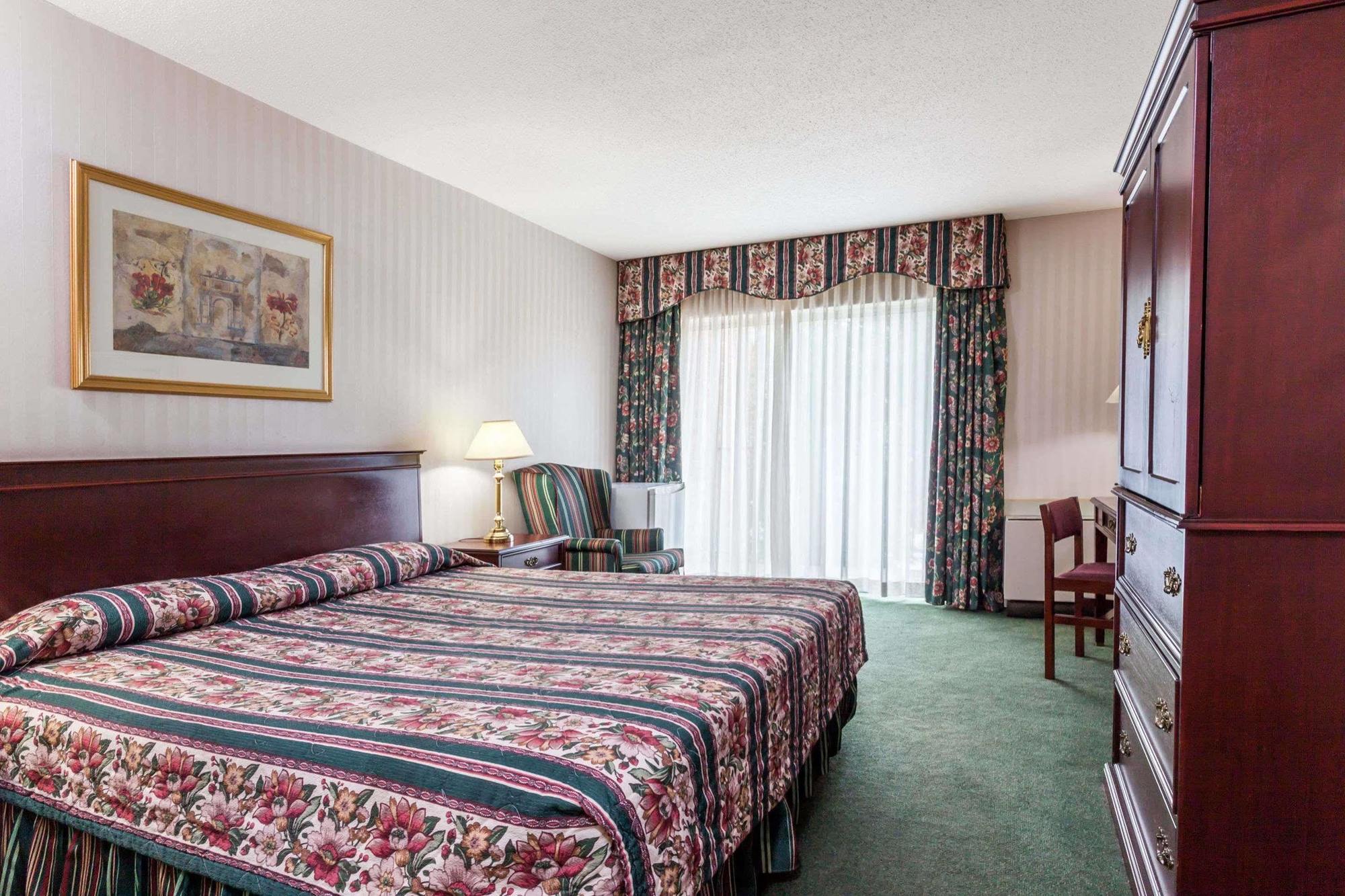 Deluxe King Room - Non-Smoking