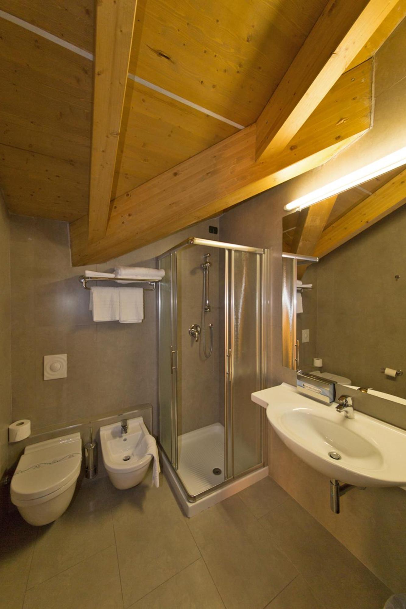 Doppelzimmer mit seitlichem Seeblick