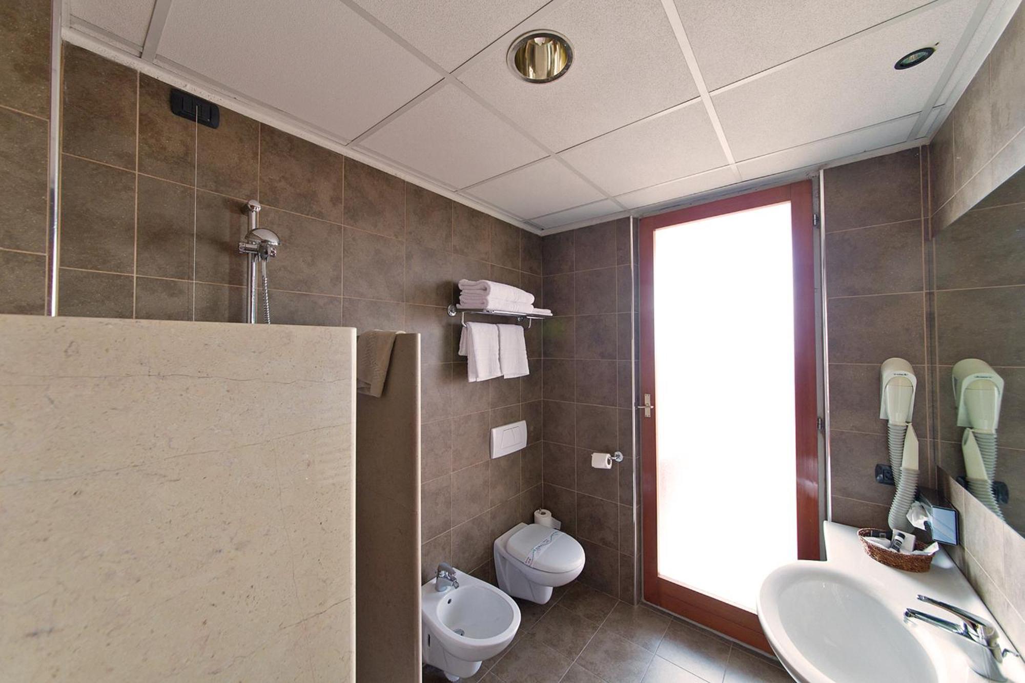 Studio mit seitlichem Seeblick