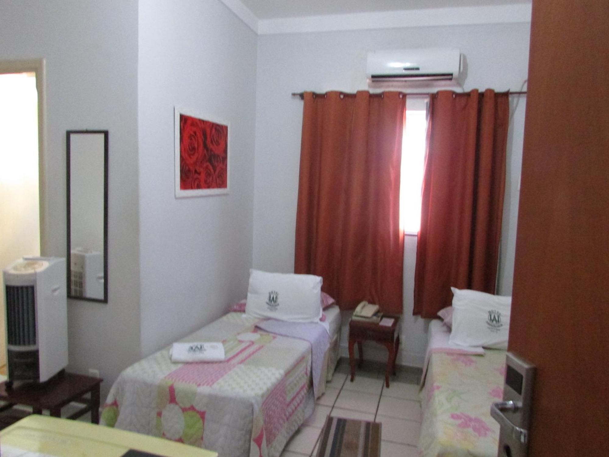 Quarto com 2 Camas de Solteiro
