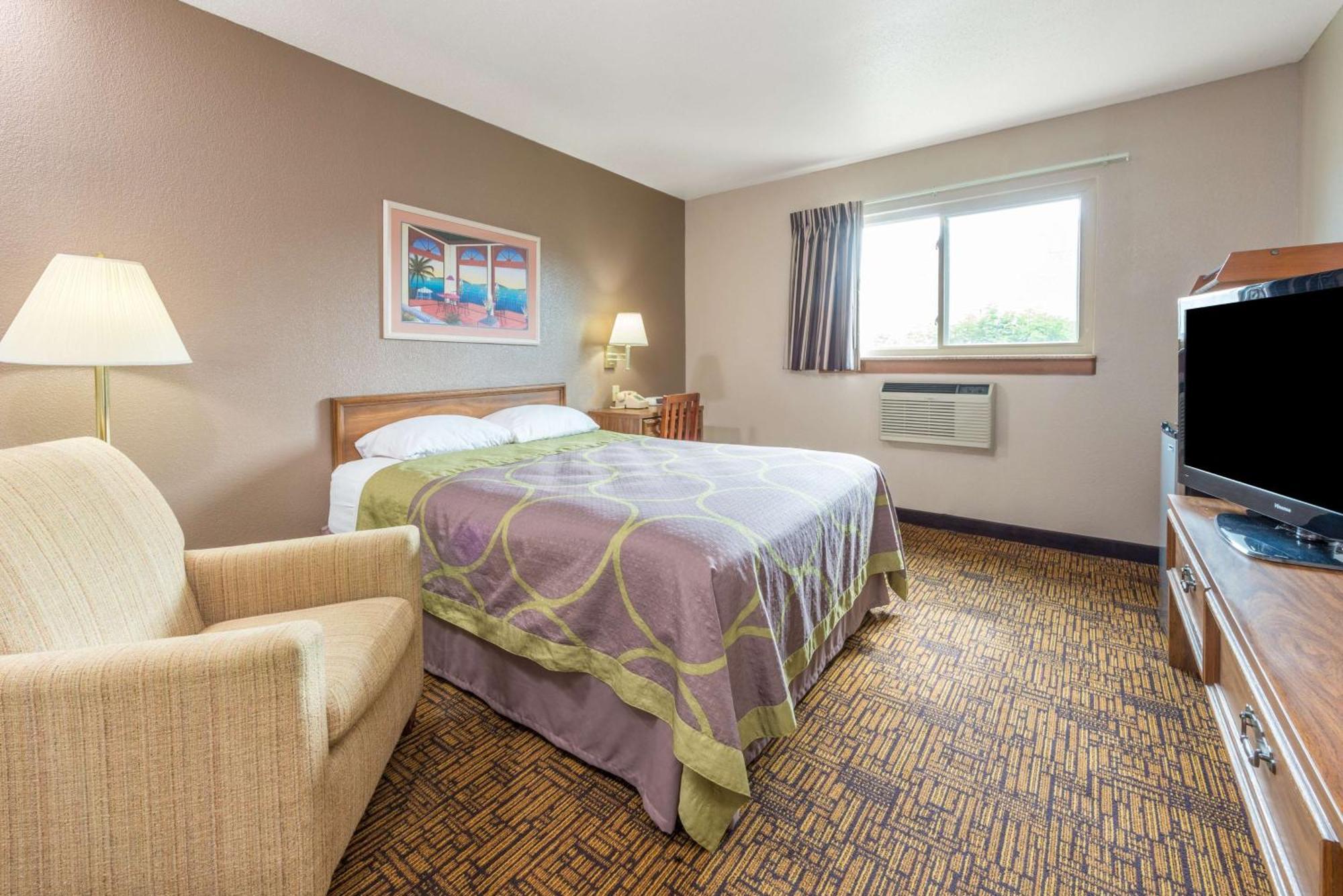 Queen Room - Disability Access/Non-Smoking
