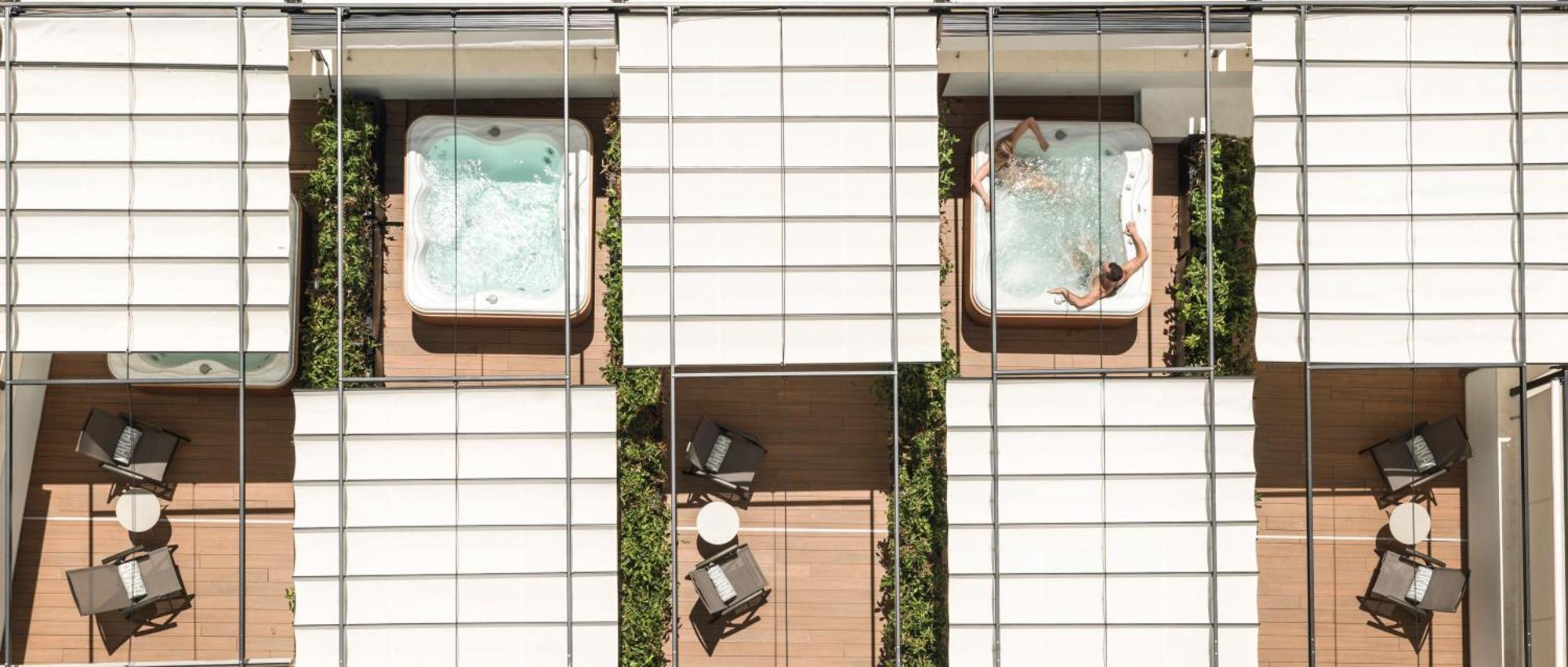 Deluxe Doppel- oder Zweibettzimmer mit Whirlpool-Badewanne und Terrasse